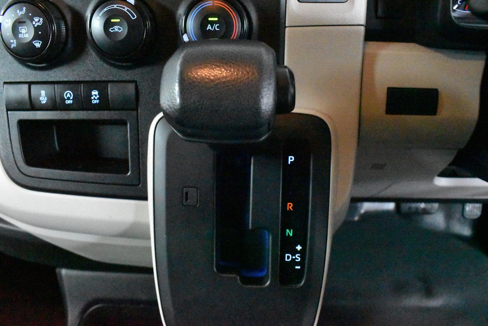 2025 Toyota Hiace — photo 19