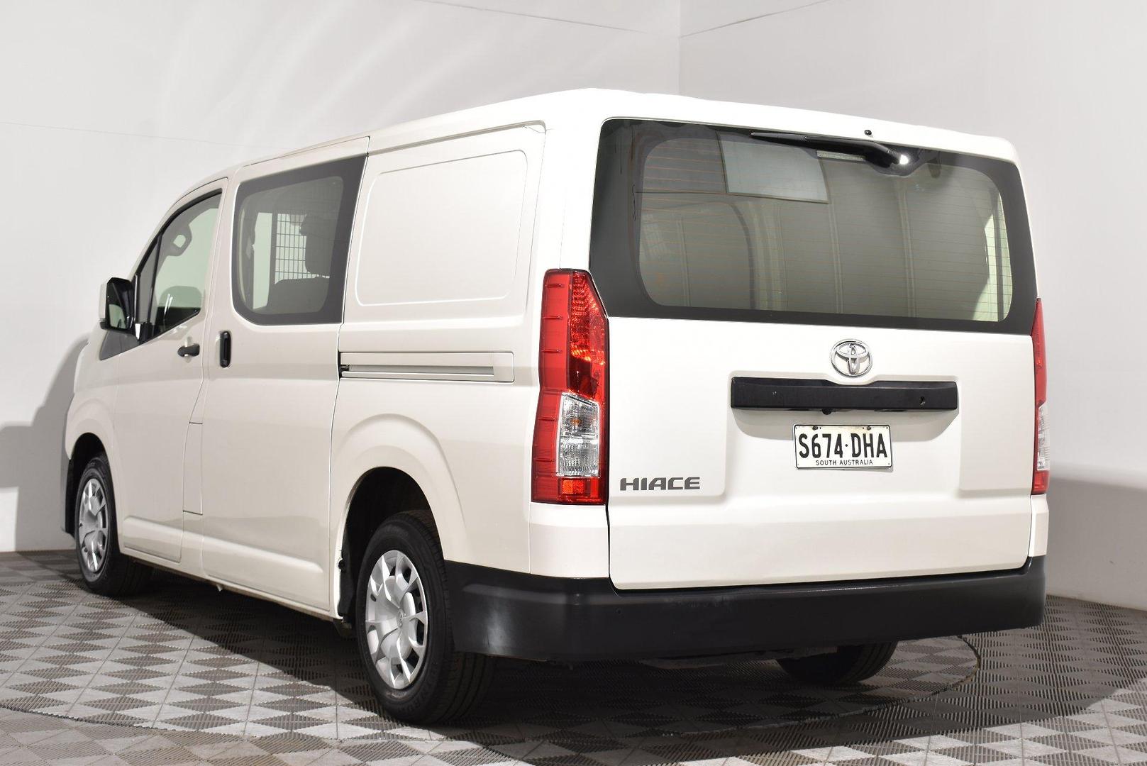 2025 Toyota Hiace — photo 2