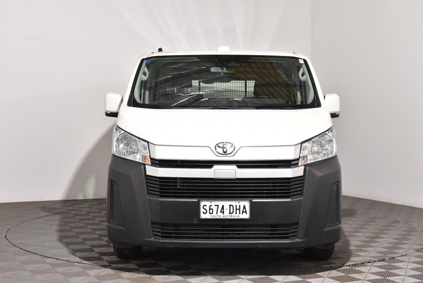 2025 Toyota Hiace — photo 3