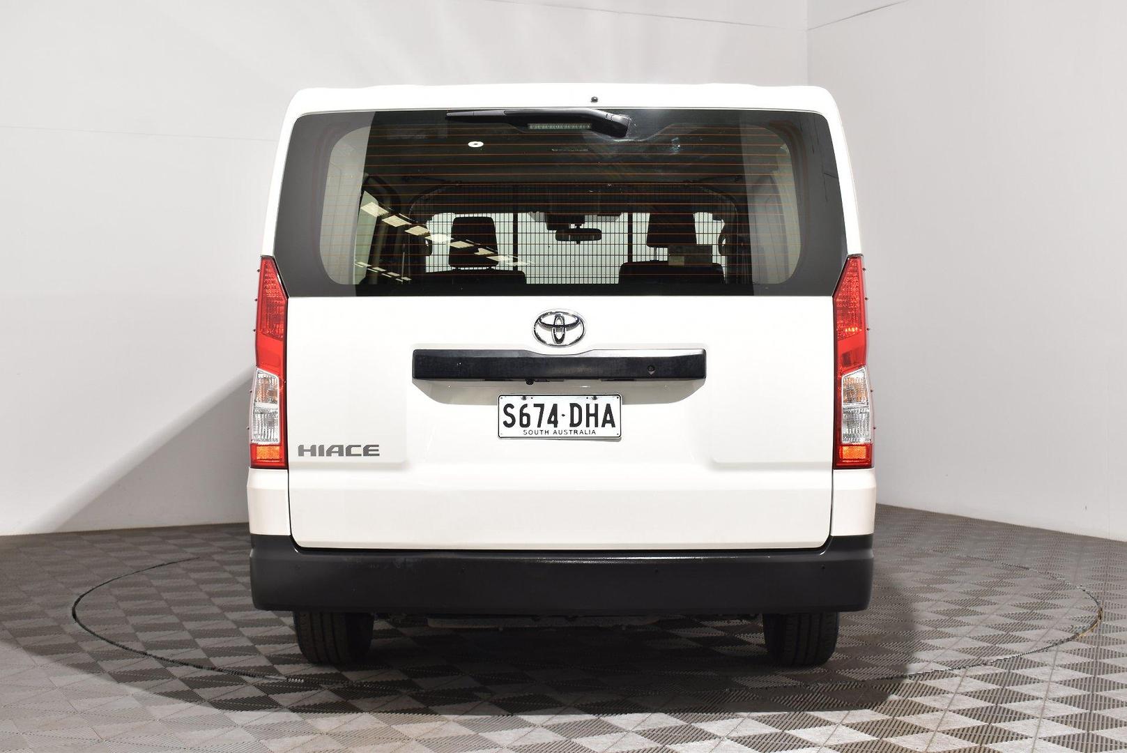 2025 Toyota Hiace — photo 4
