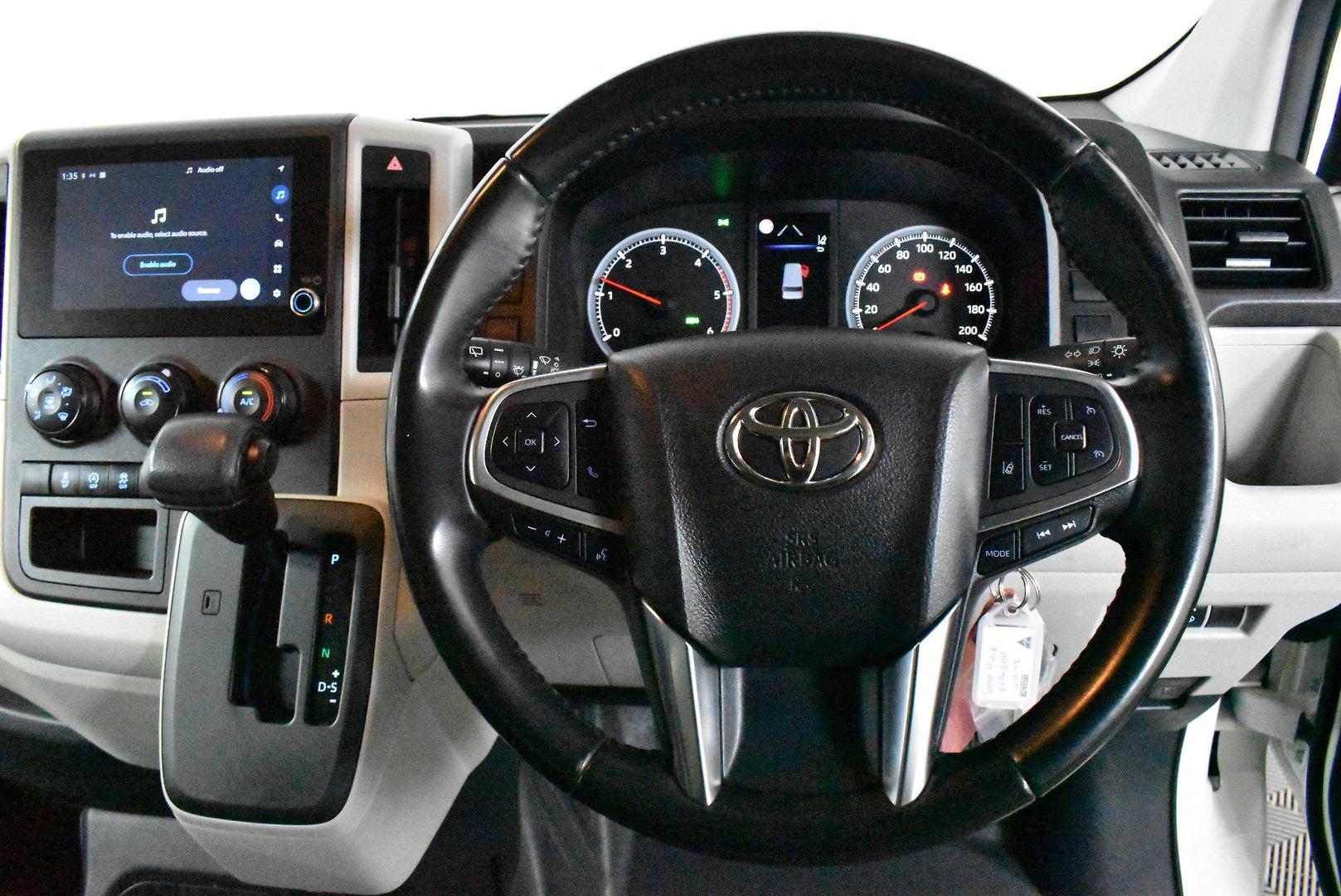 2025 Toyota Hiace — photo 5