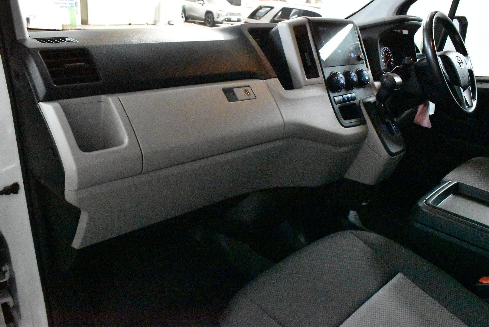 2025 Toyota Hiace — photo 6