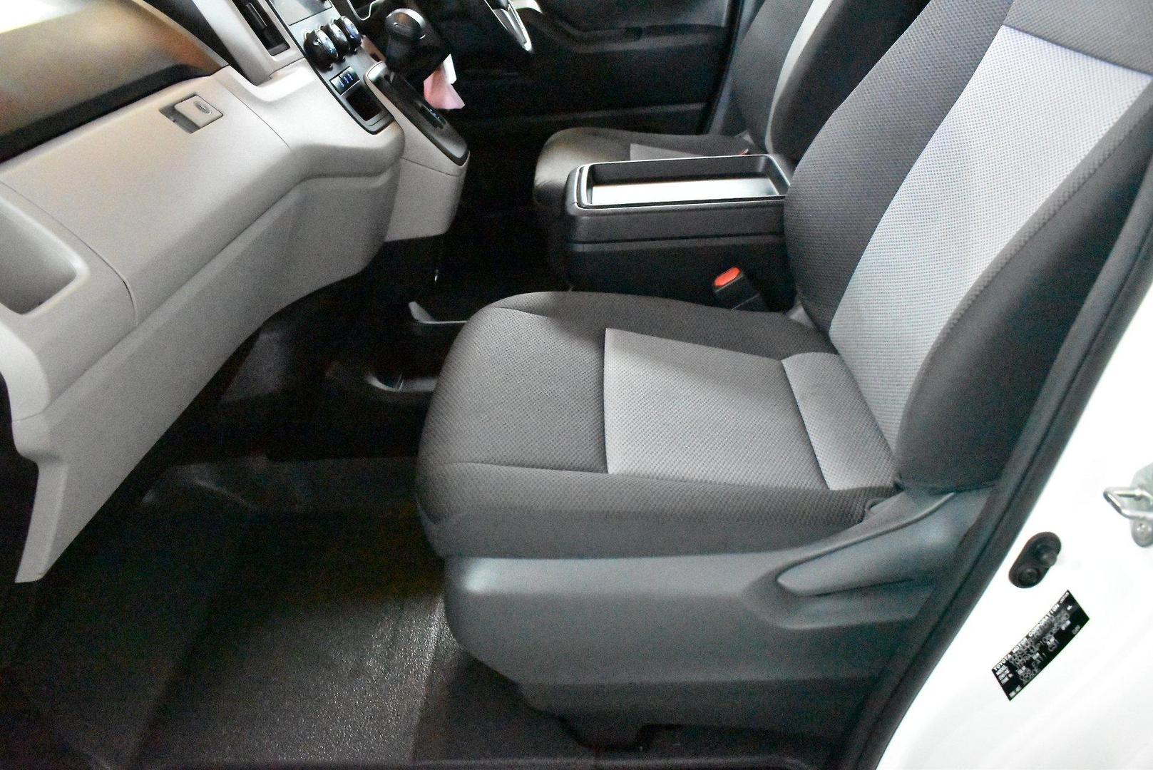 2025 Toyota Hiace — photo 7