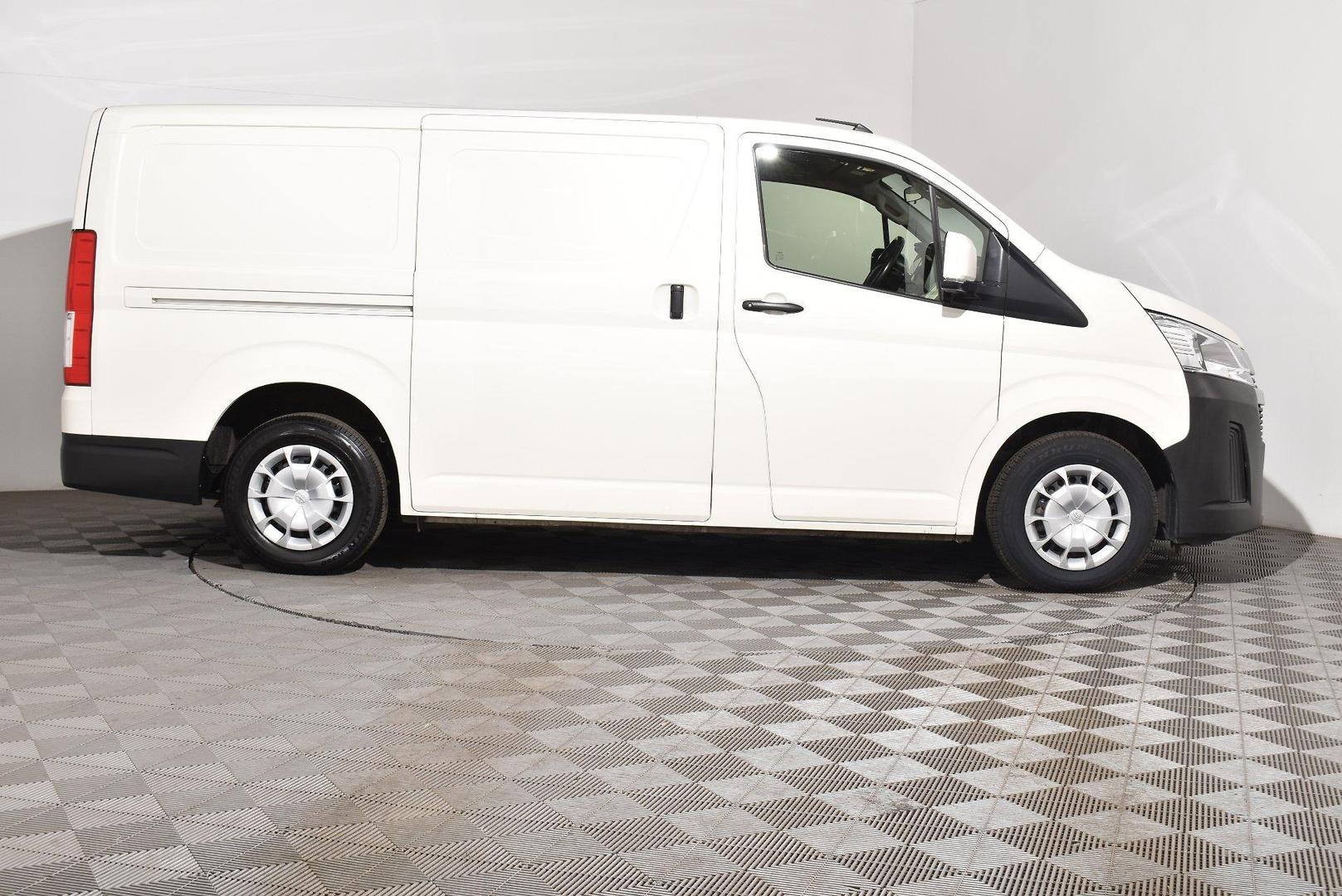2025 Toyota Hiace — photo 9