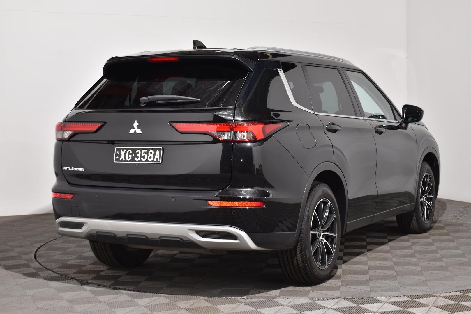 2022 Mitsubishi Outlander LS — photo 14