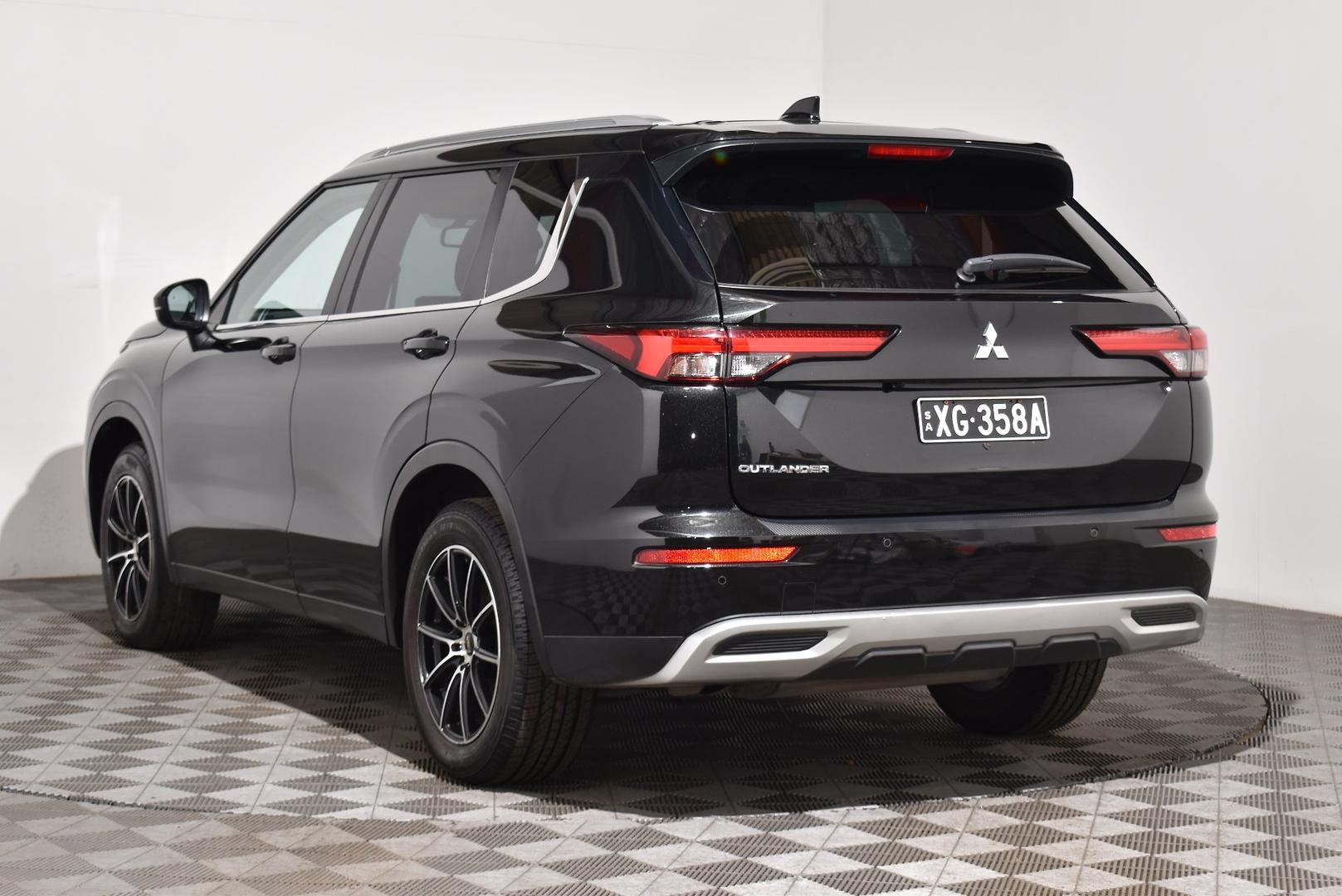 2022 Mitsubishi Outlander LS — photo 2