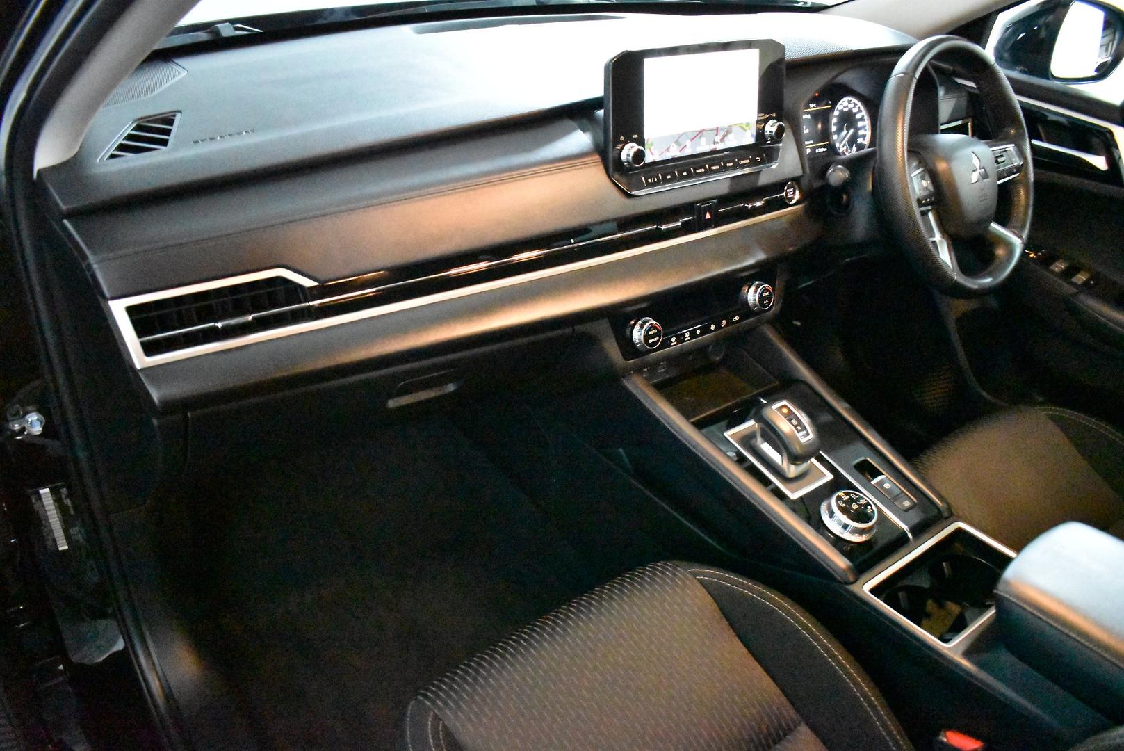 2022 Mitsubishi Outlander LS — photo 6
