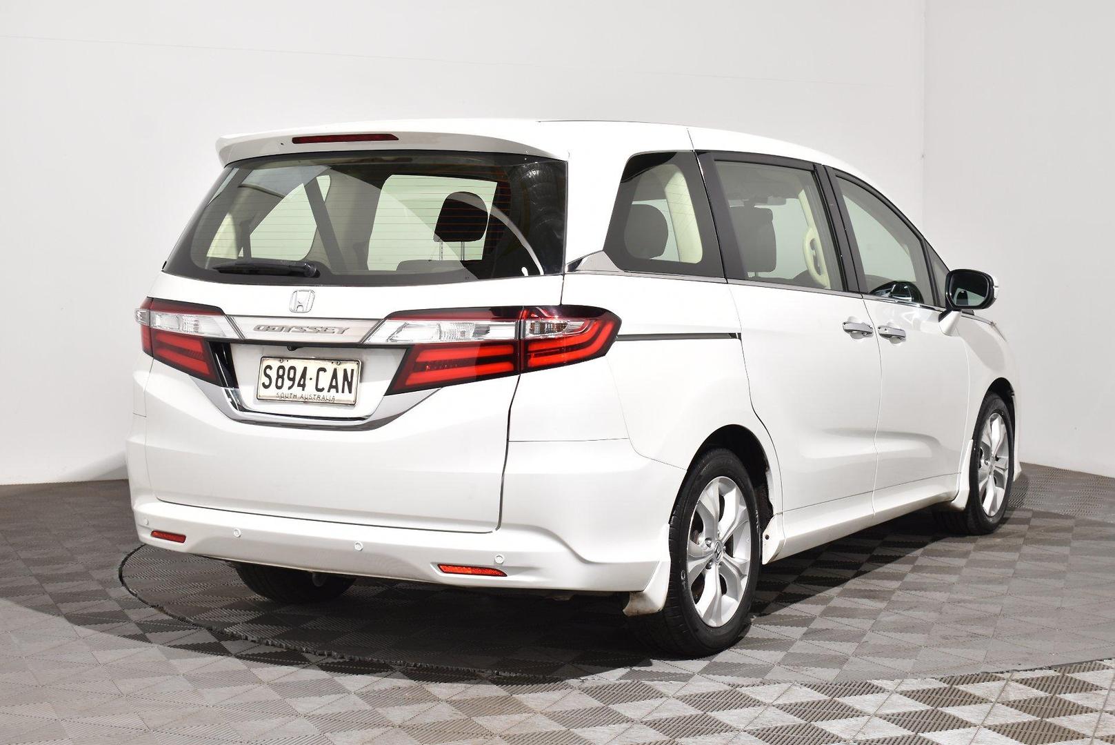 2014 Honda Odyssey VTi — photo 13