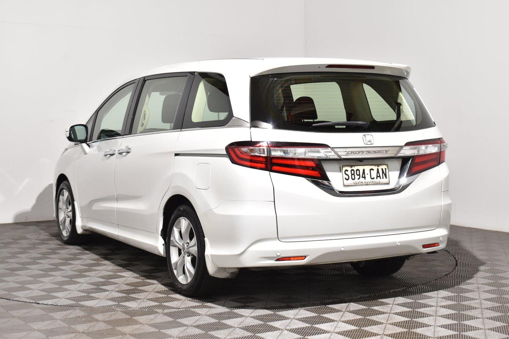 2014 Honda Odyssey VTi — photo 2