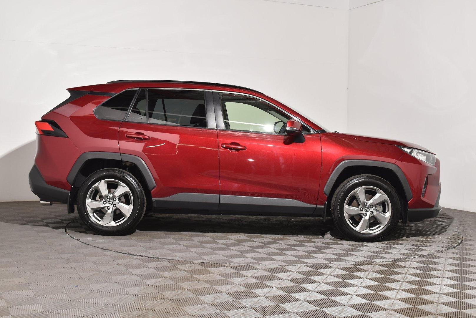 2020 Toyota RAV4 GXL — photo 10