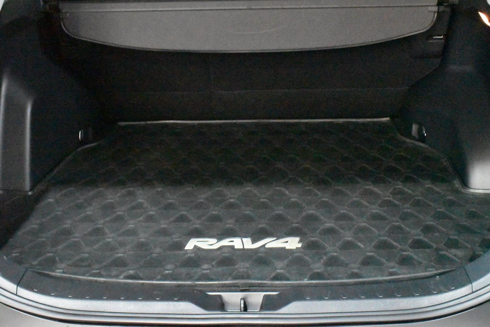 2020 Toyota RAV4 GXL — photo 16
