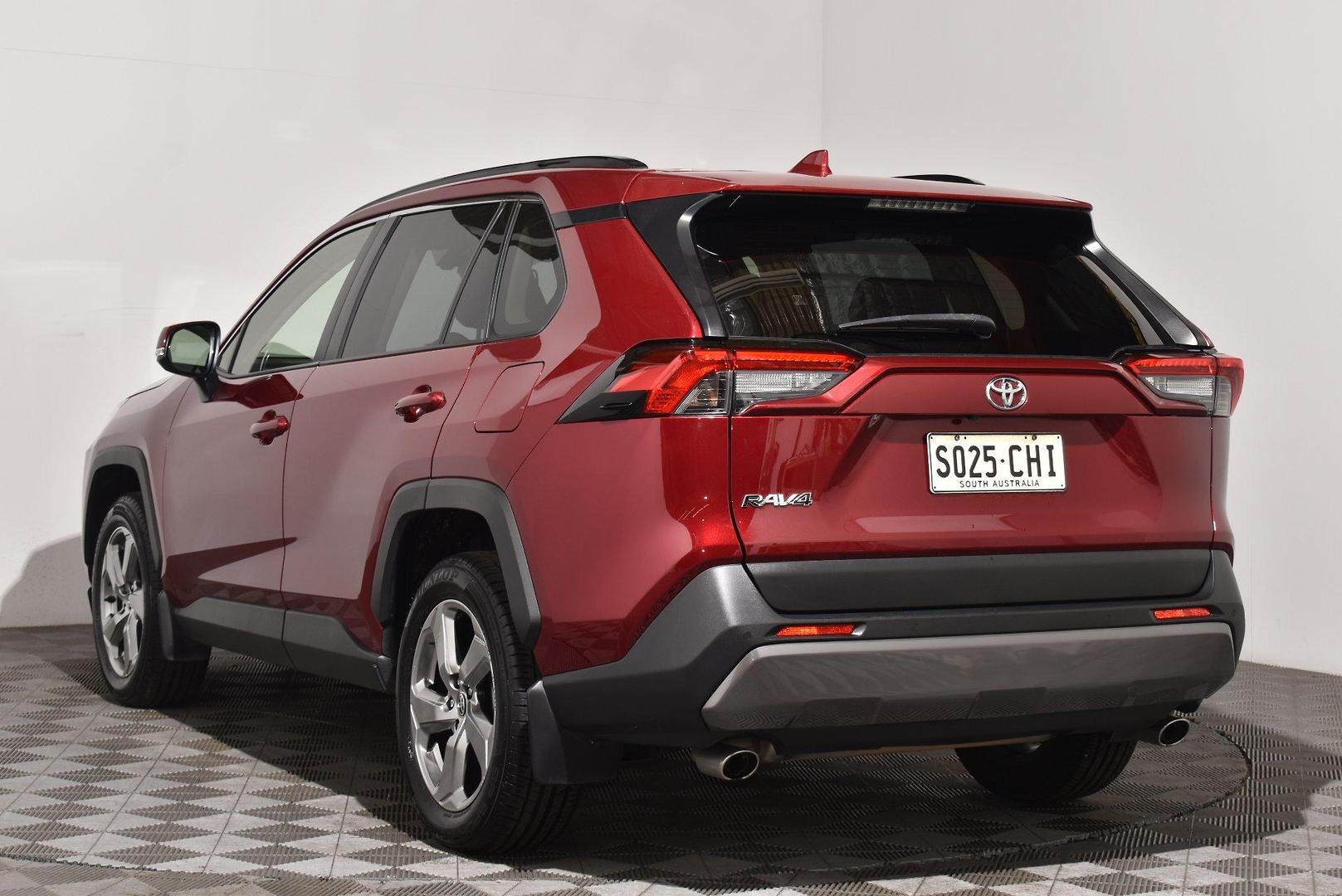 2020 Toyota RAV4 GXL — photo 2