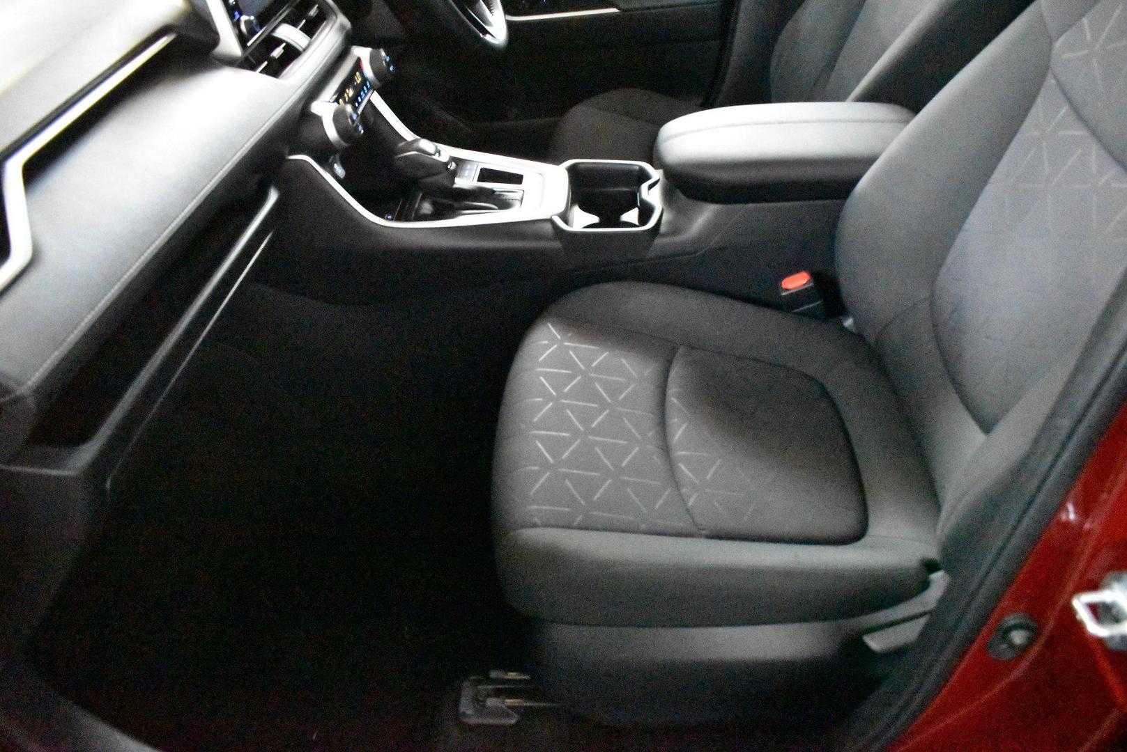 2020 Toyota RAV4 GXL — photo 7