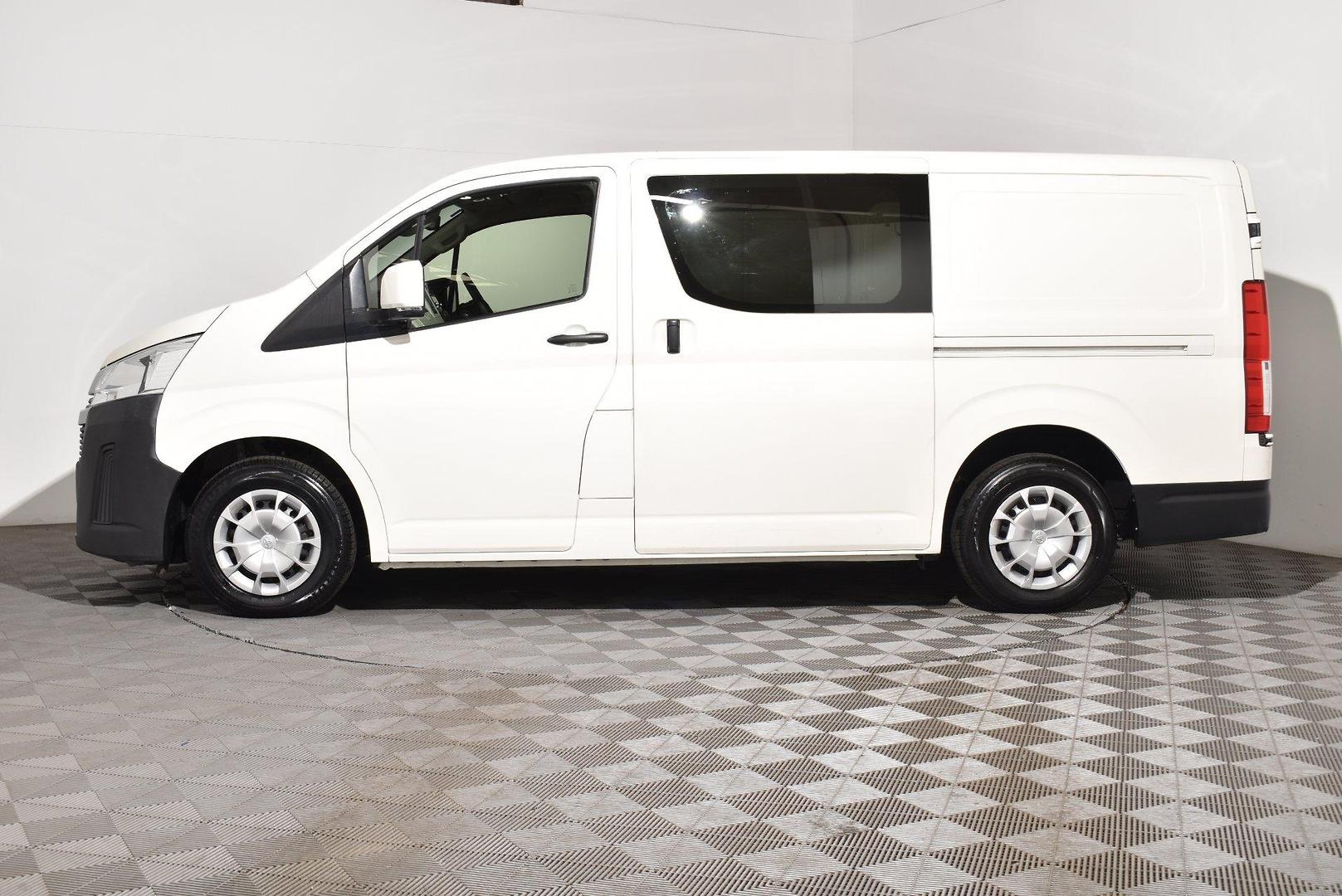 2022 Toyota Hiace — photo 10