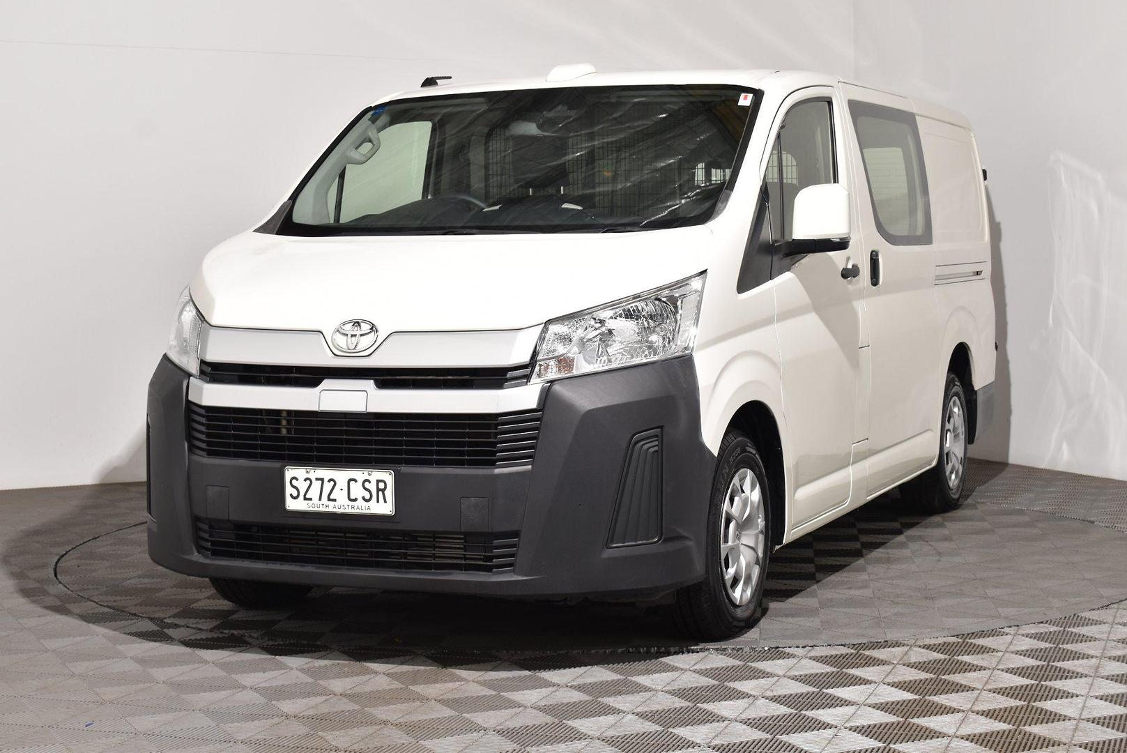 2022 Toyota Hiace — photo 12