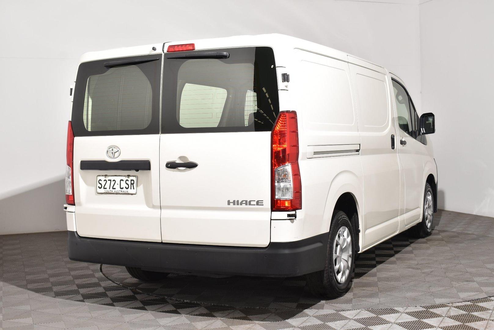 2022 Toyota Hiace — photo 13