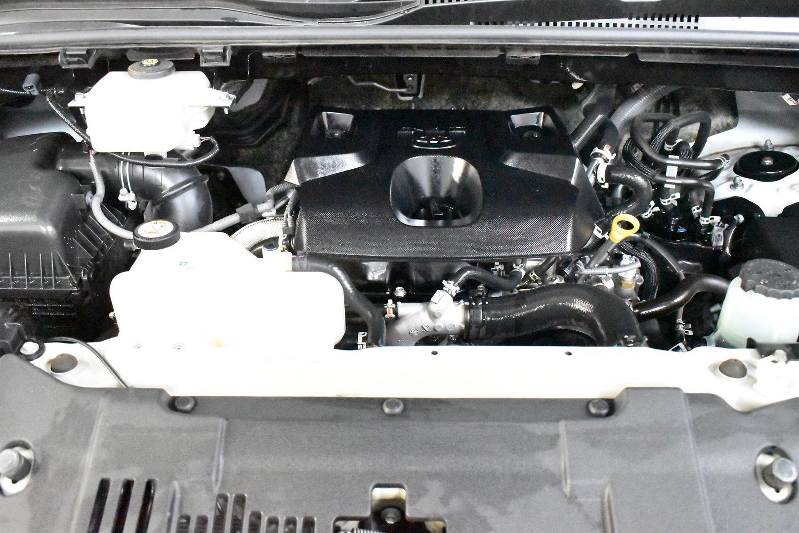 2022 Toyota Hiace — photo 16