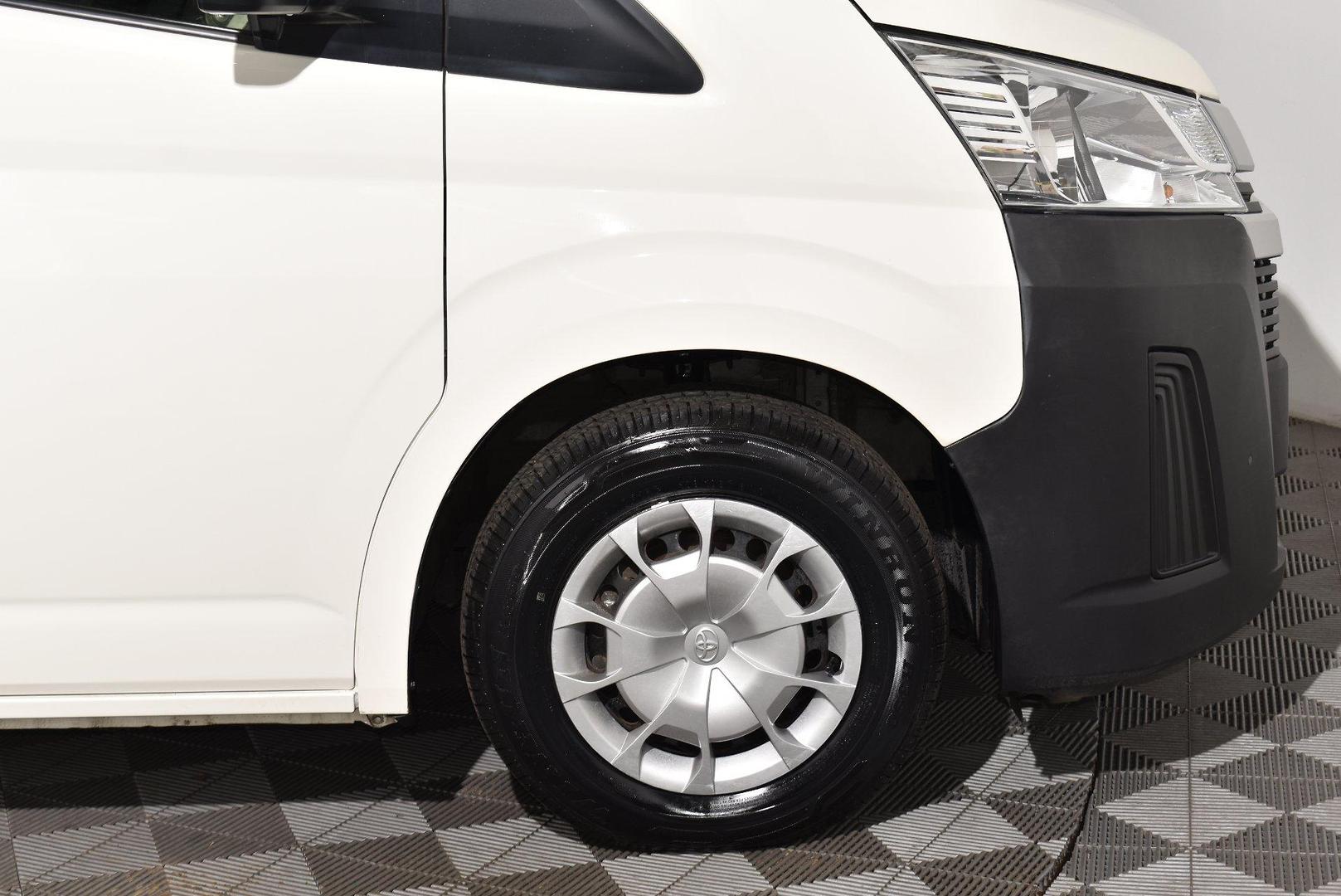 2022 Toyota Hiace — photo 17