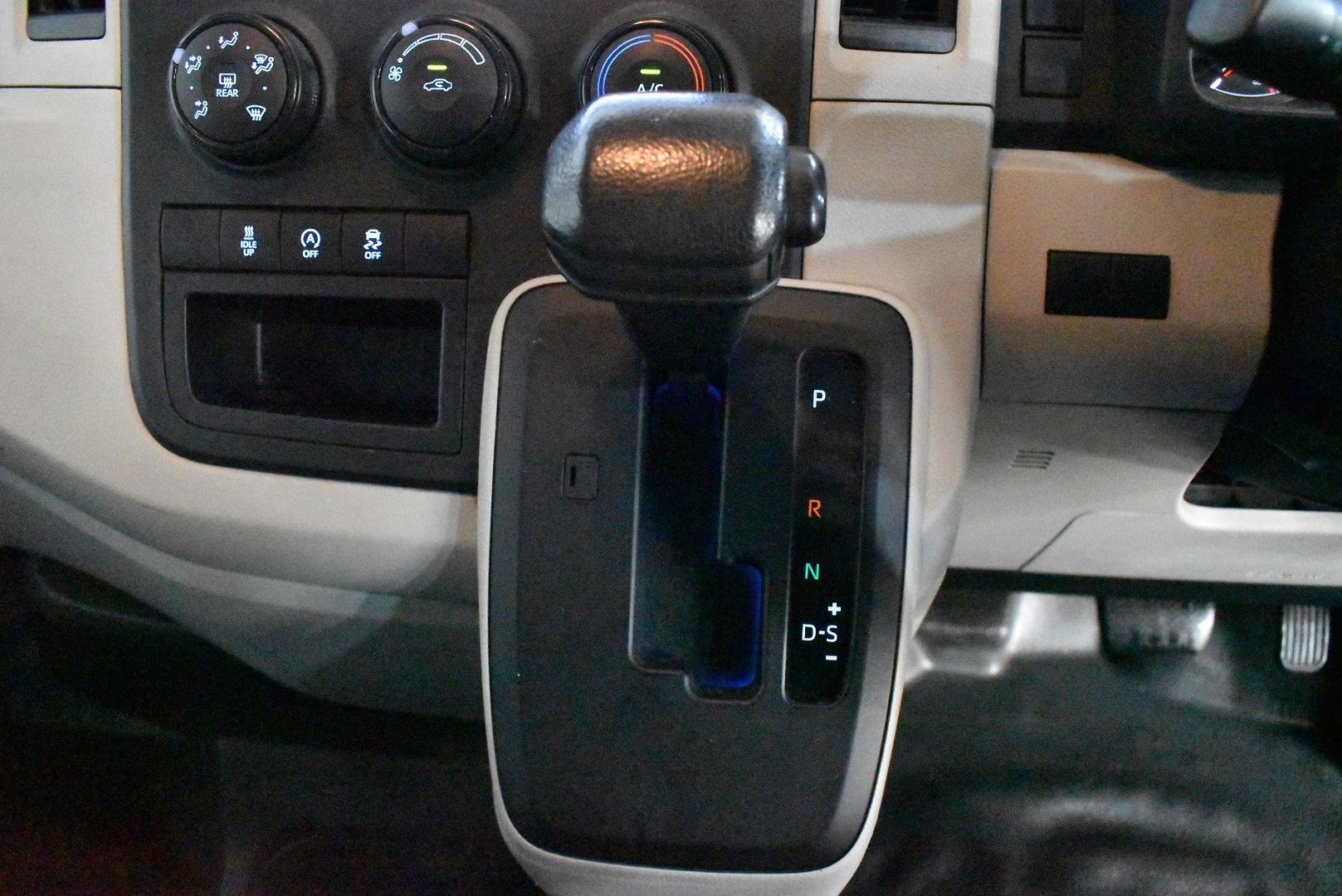 2022 Toyota Hiace — photo 19