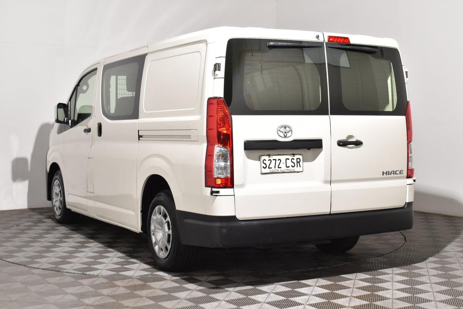 2022 Toyota Hiace — photo 2
