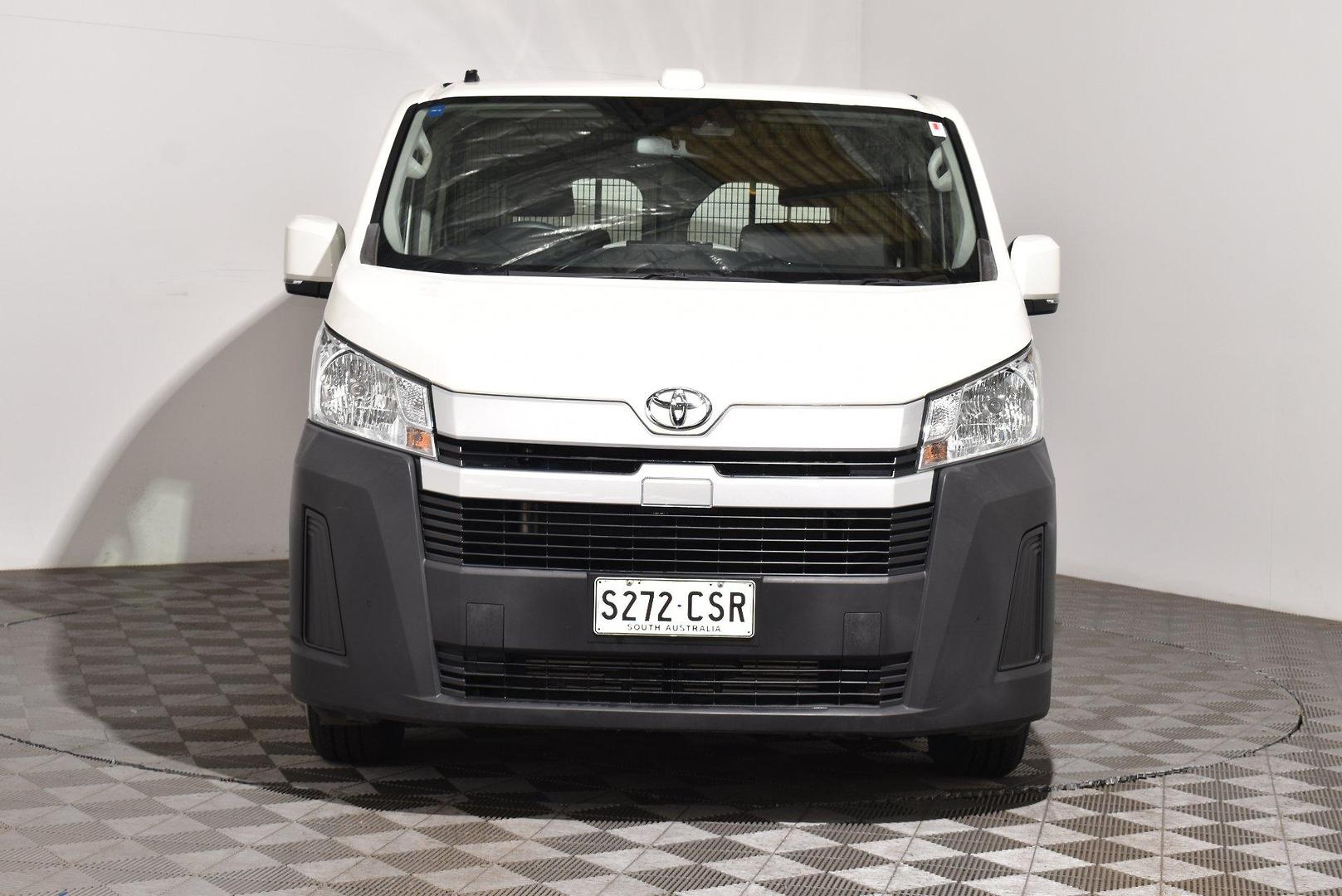 2022 Toyota Hiace — photo 3
