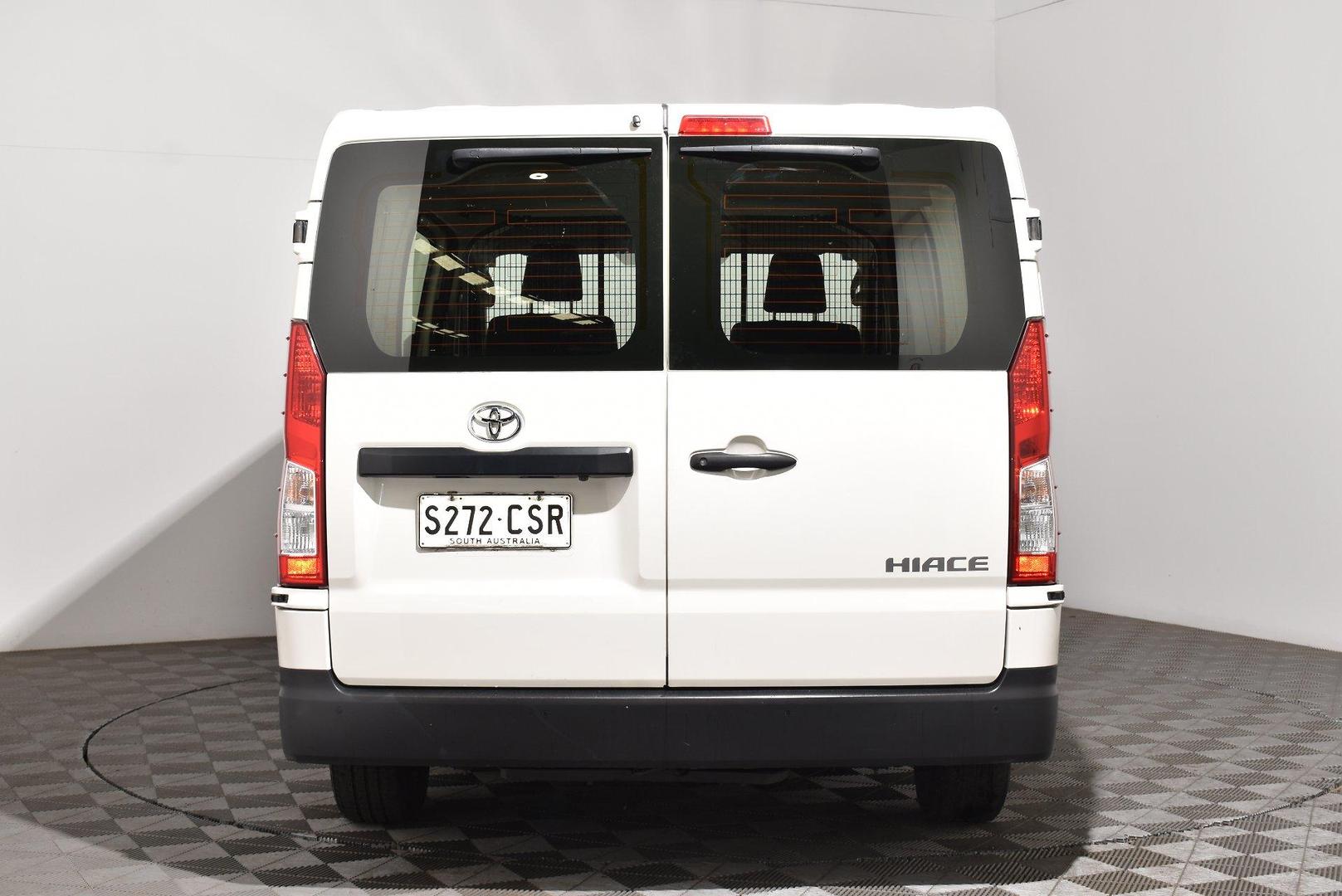 2022 Toyota Hiace — photo 4