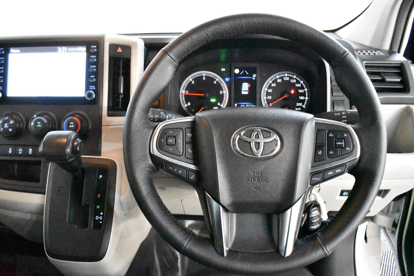 2022 Toyota Hiace — photo 5