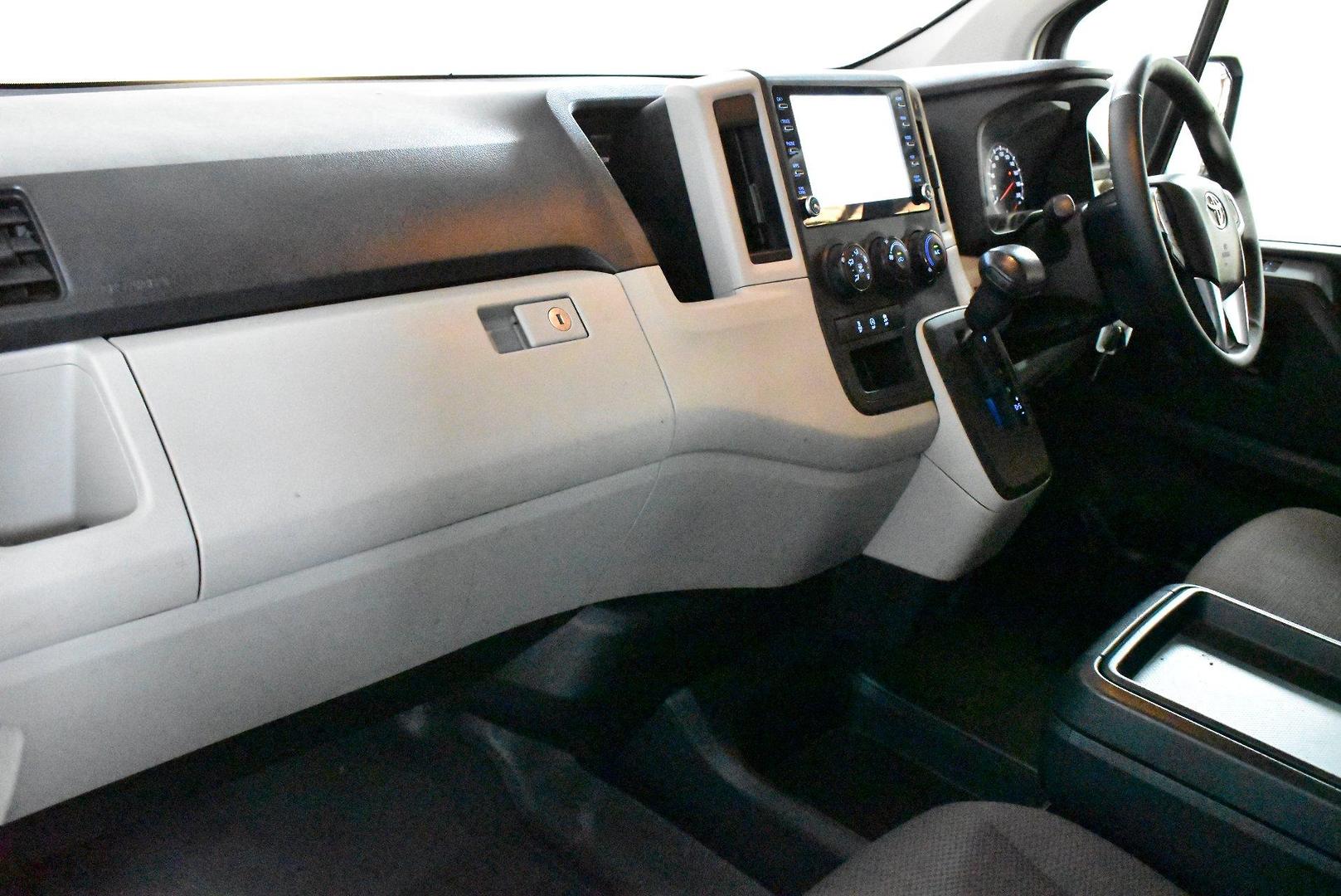 2022 Toyota Hiace — photo 6