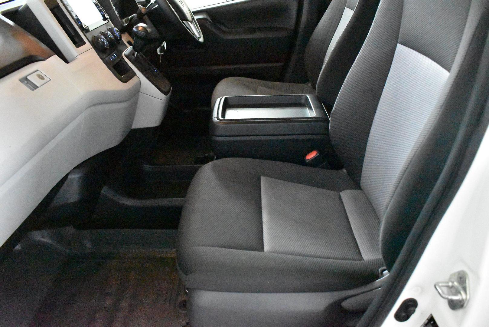 2022 Toyota Hiace — photo 7