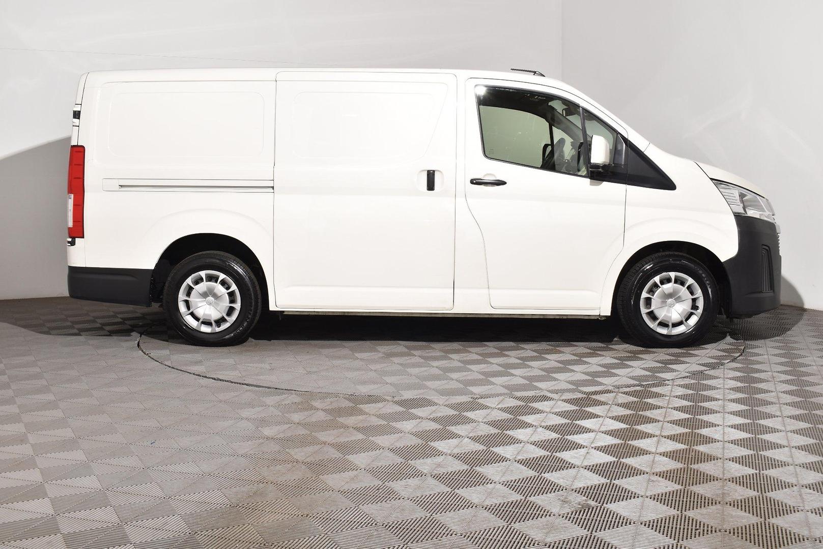 2022 Toyota Hiace — photo 9