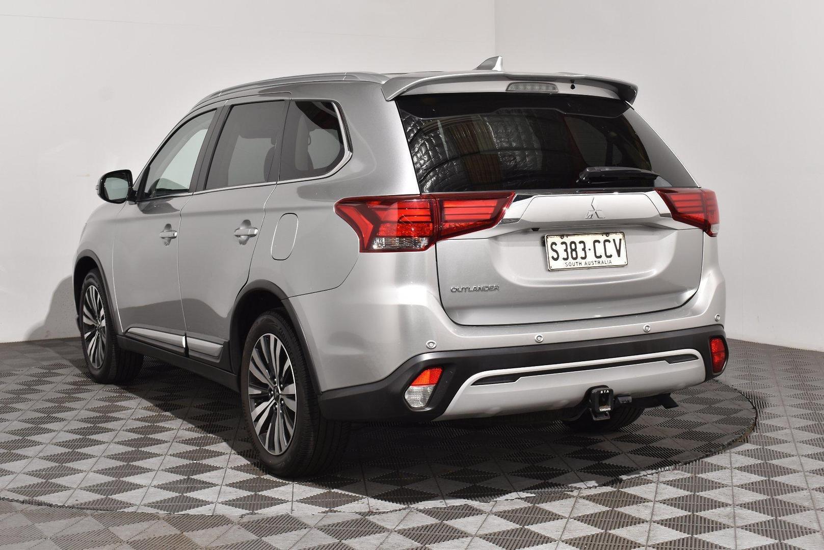 2019 Mitsubishi Outlander LS — photo 2