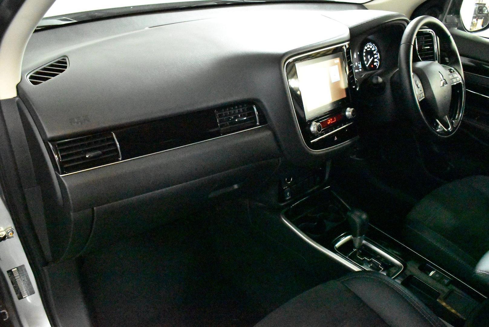 2019 Mitsubishi Outlander LS — photo 6