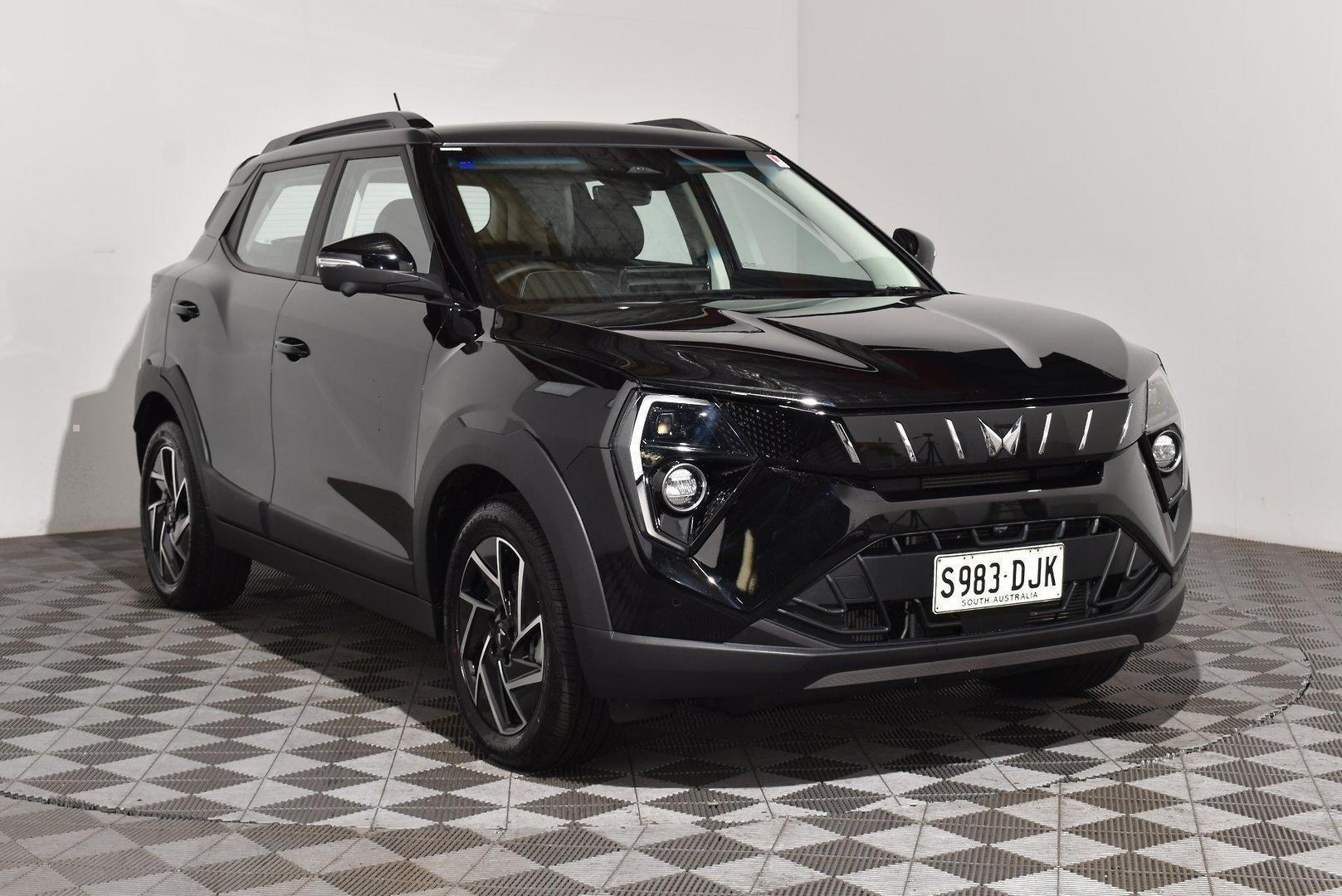 2025 Mahindra XUV3XO AX7L — photo 1