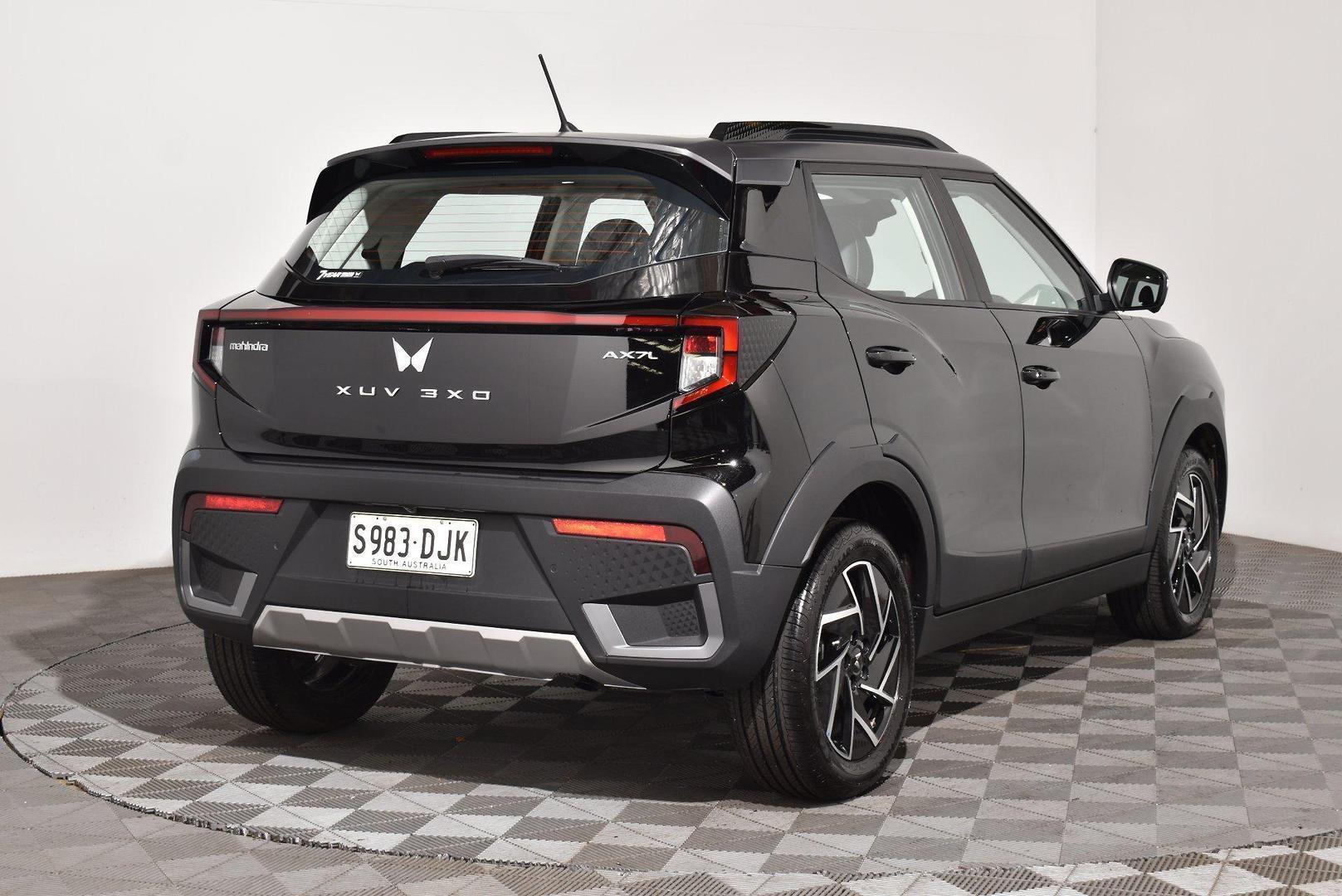 2025 Mahindra XUV3XO AX7L — photo 12