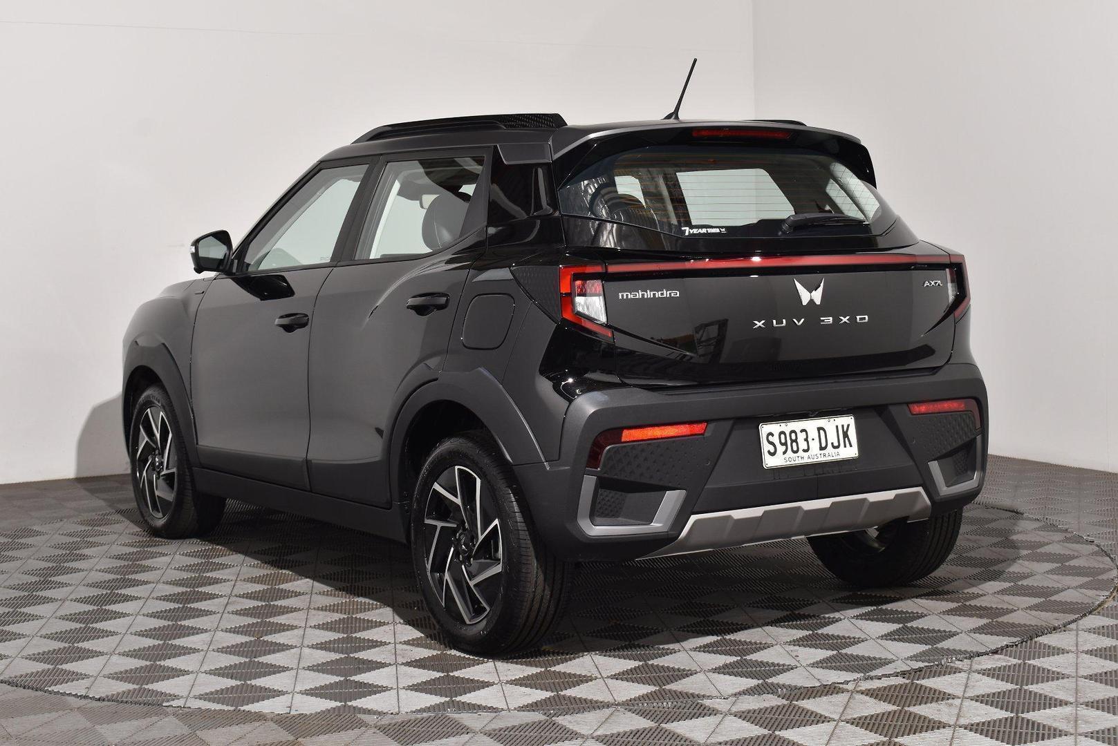 2025 Mahindra XUV3XO AX7L — photo 2