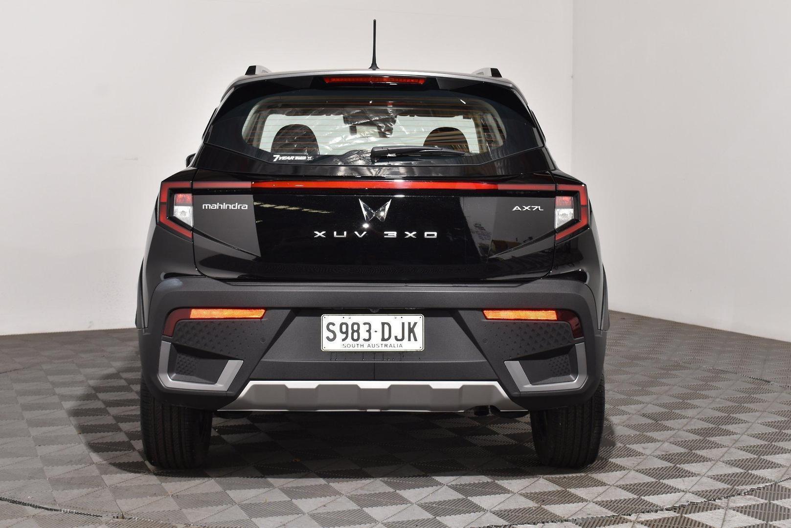 2025 Mahindra XUV3XO AX7L — photo 4