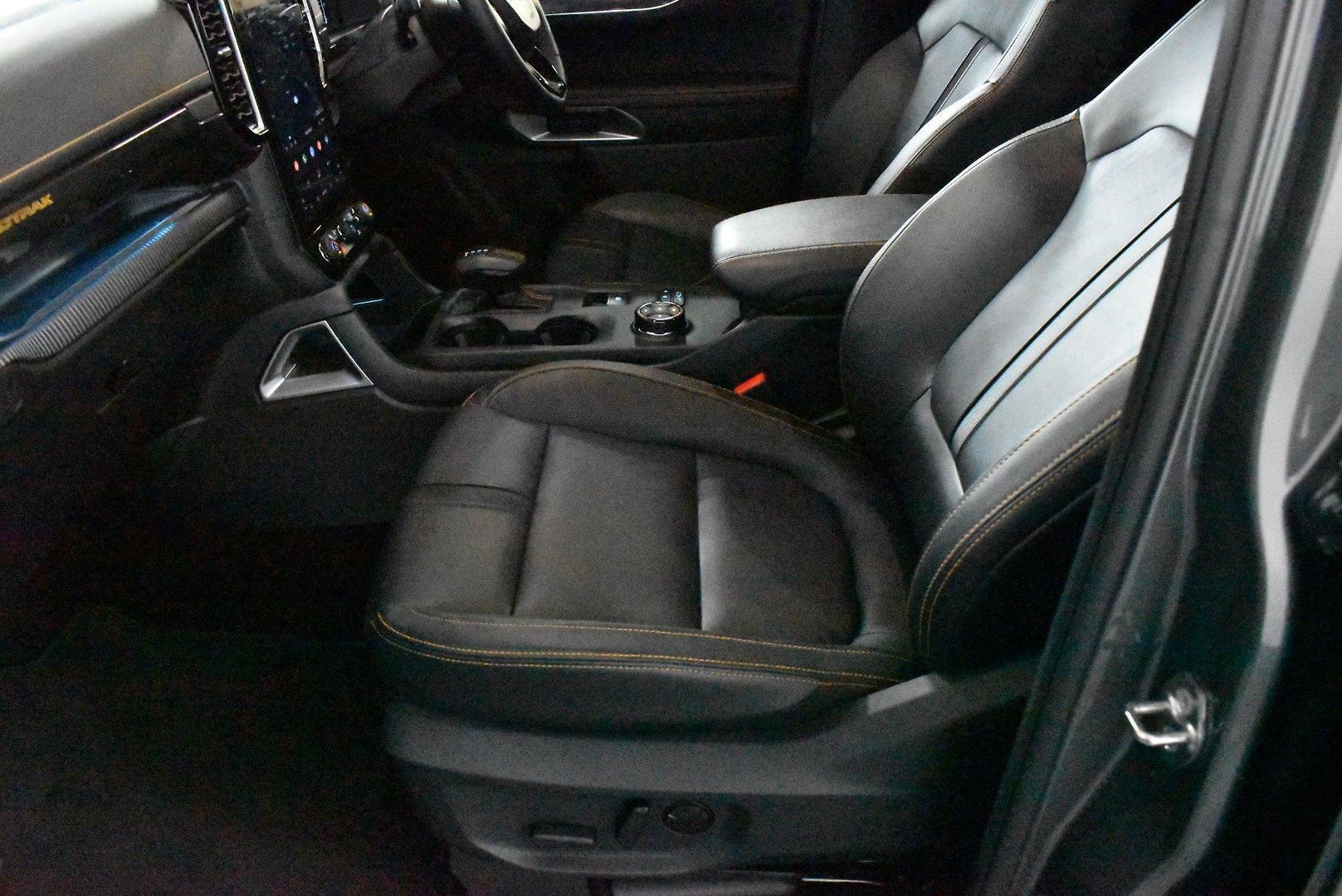 2025 Mahindra XUV3XO AX7L — photo 7