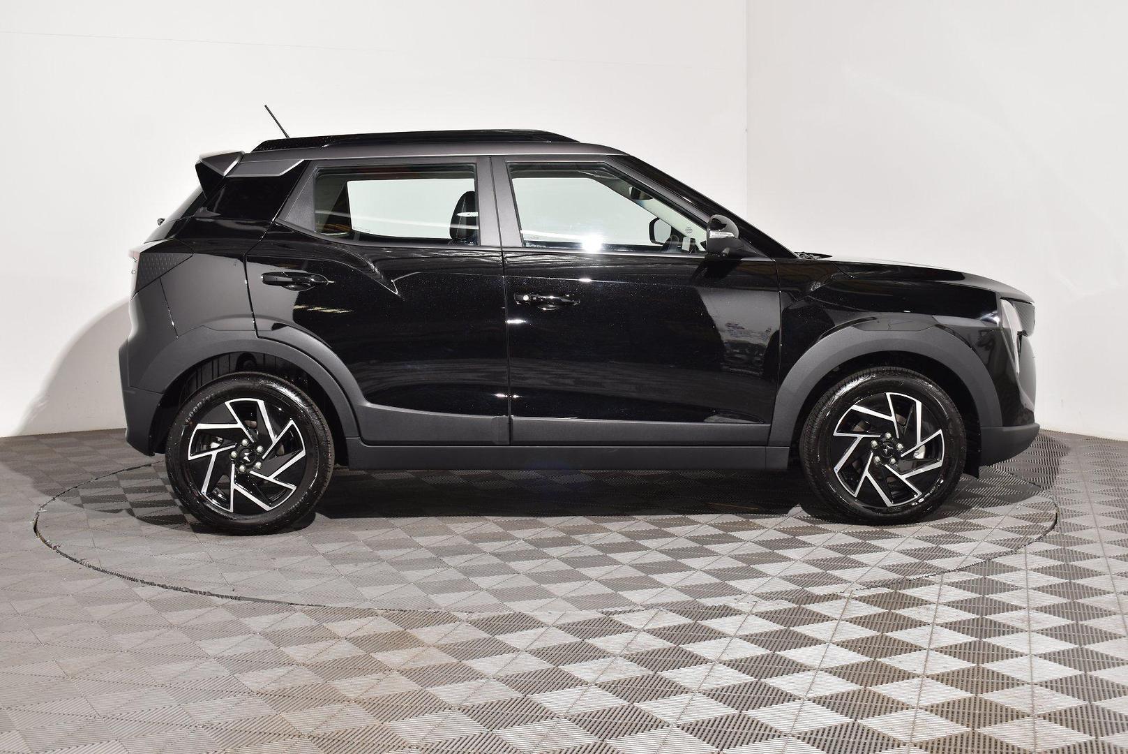 2025 Mahindra XUV3XO AX7L — photo 8