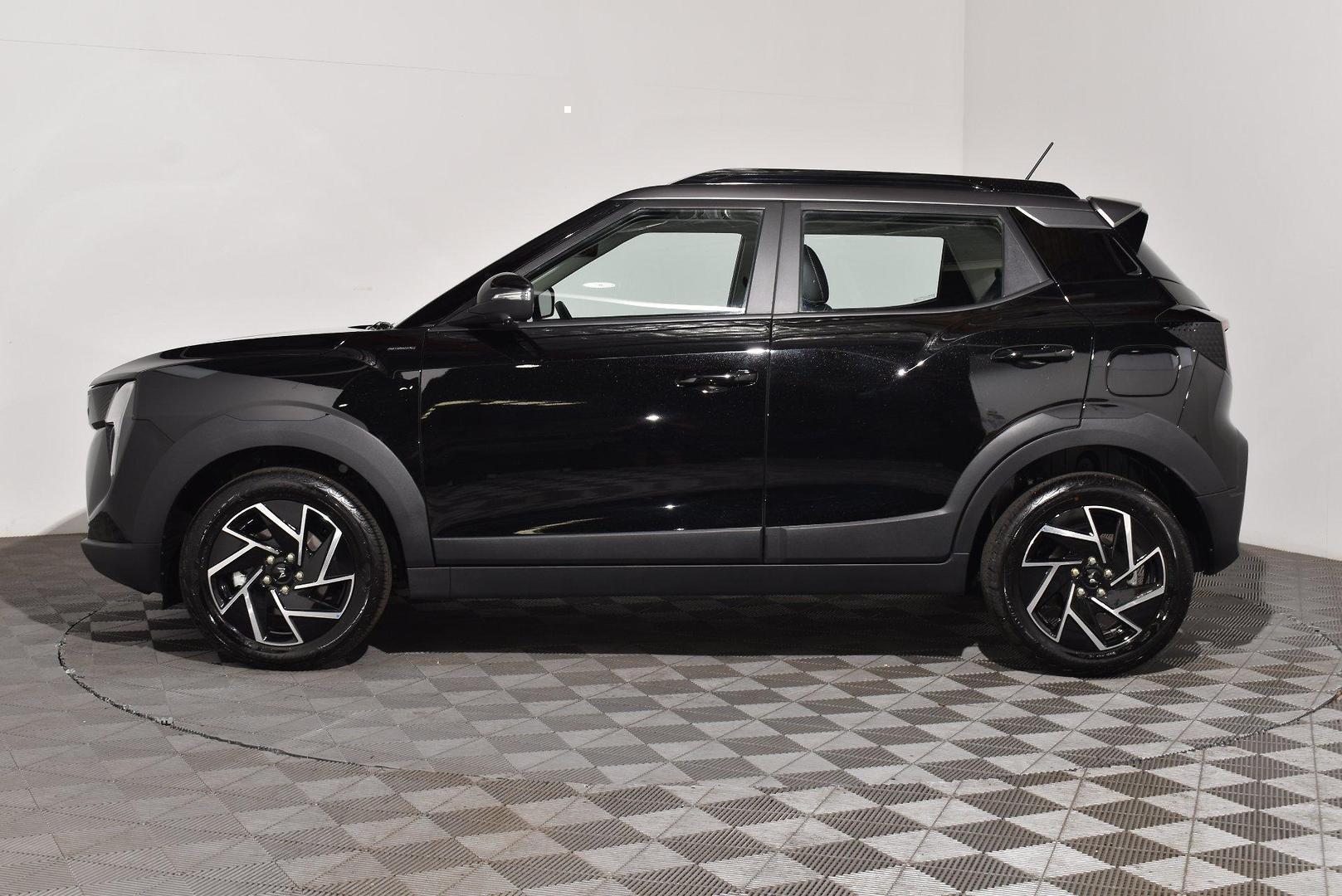 2025 Mahindra XUV3XO AX7L — photo 9