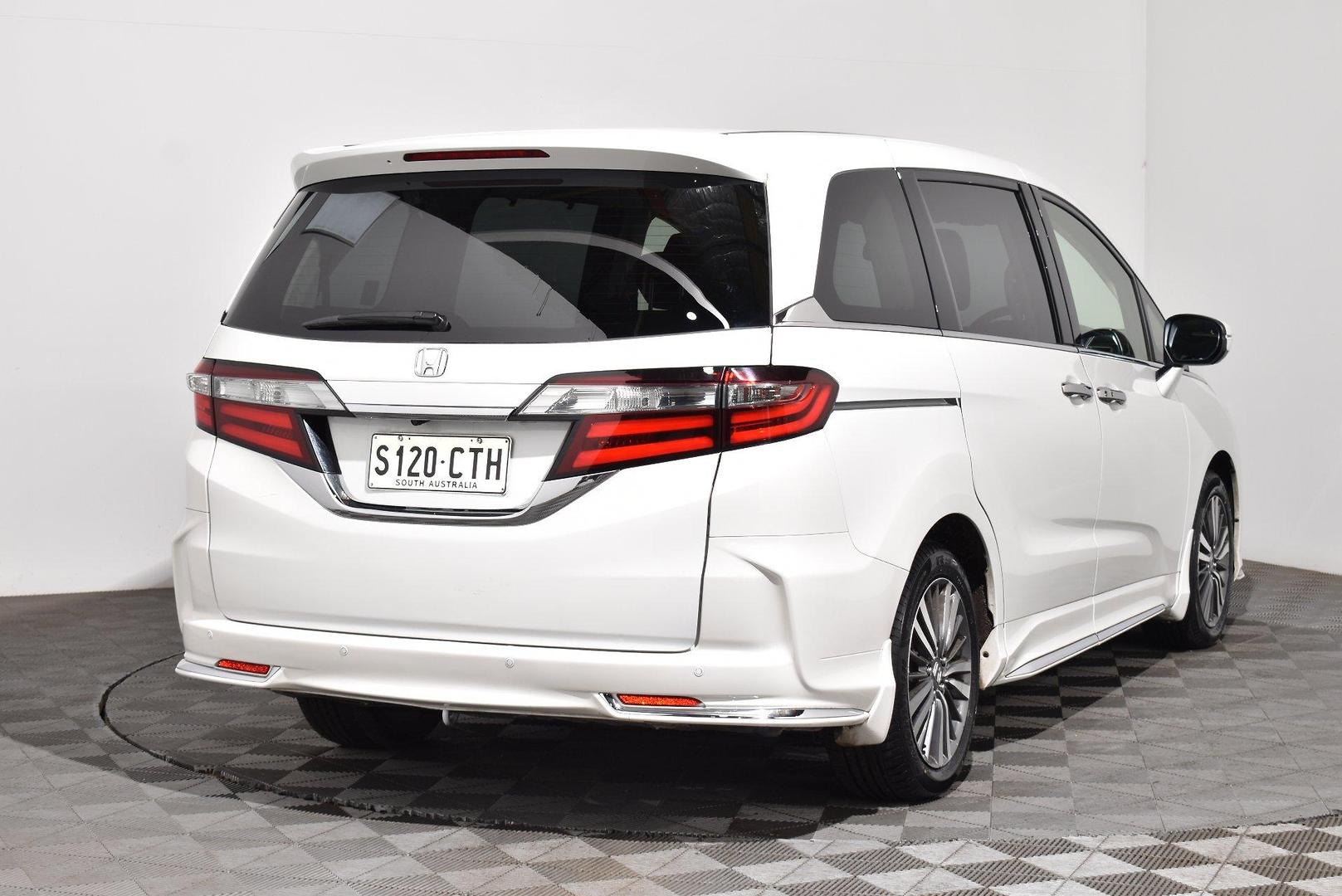 2018 Honda Odyssey VTiL — photo 16