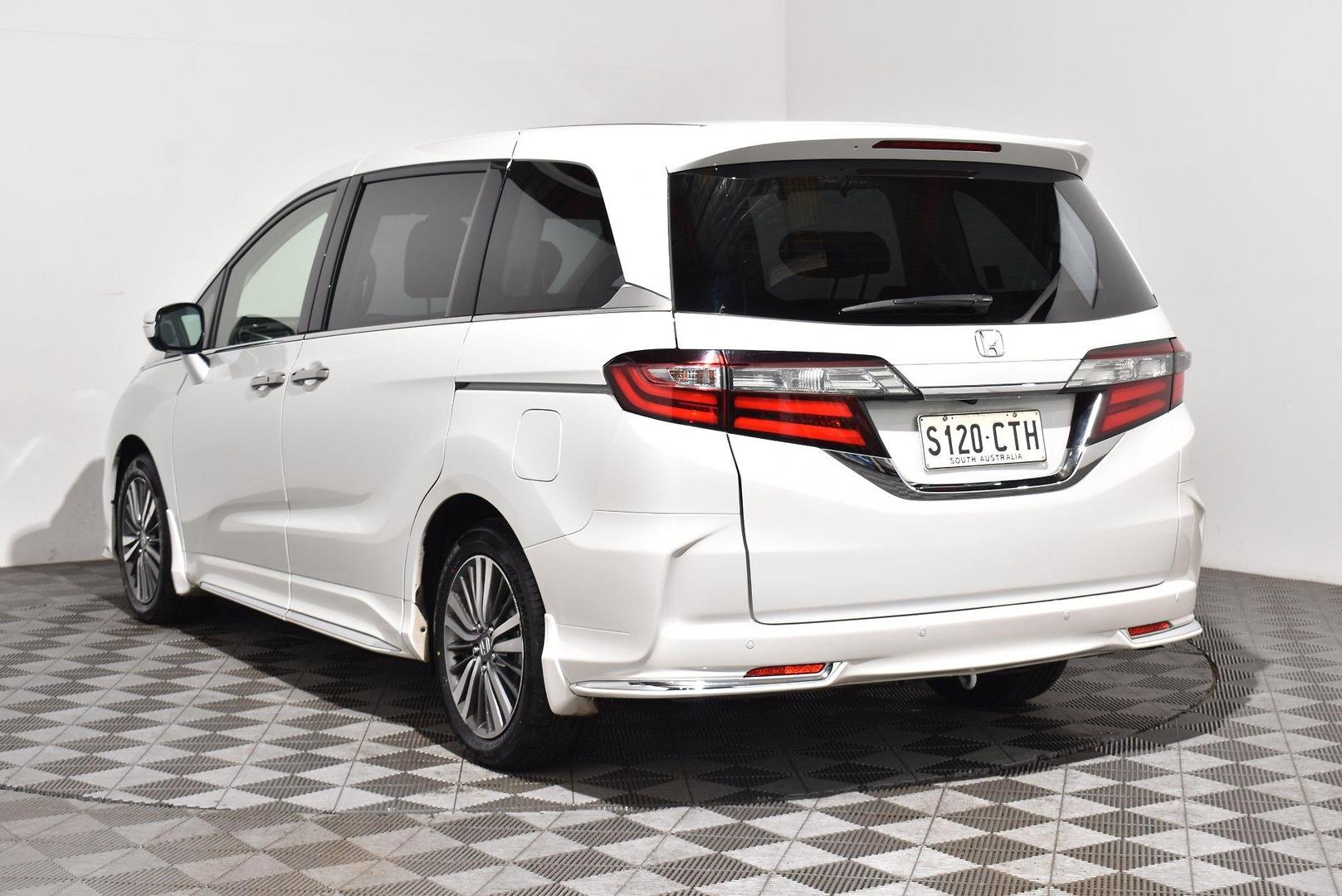 2018 Honda Odyssey VTiL — photo 2