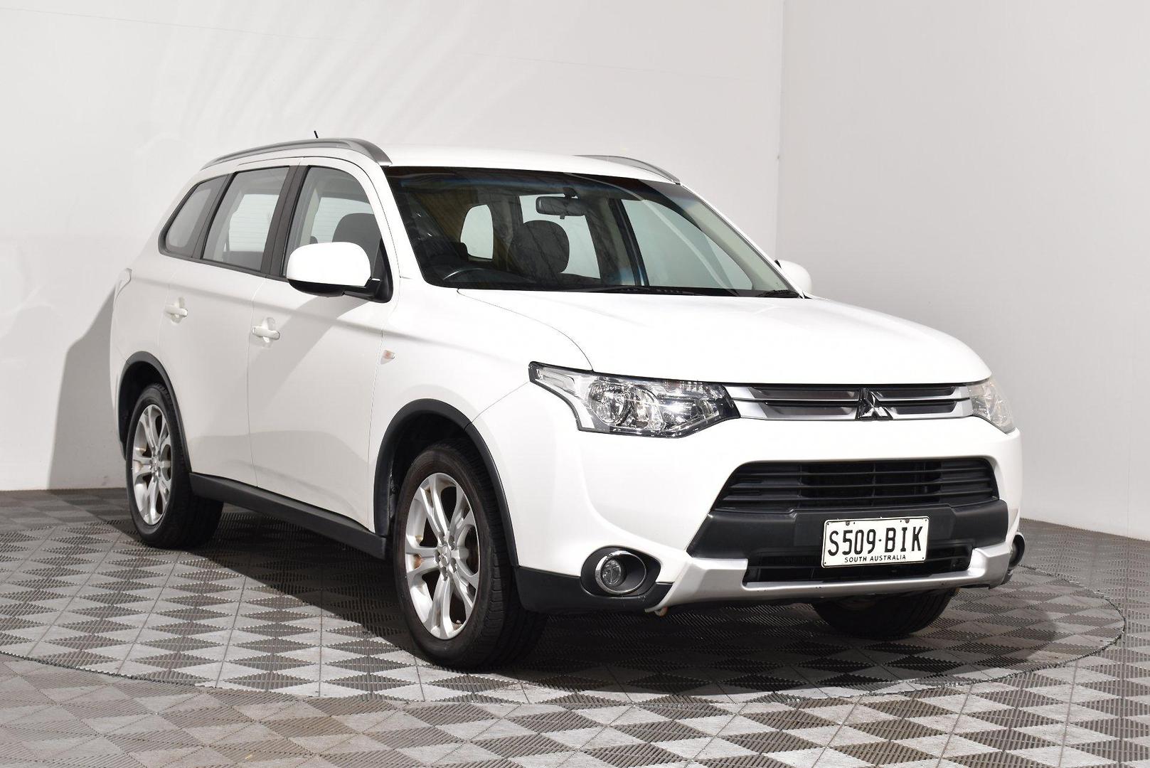 2014 Mitsubishi Outlander ES — photo 1