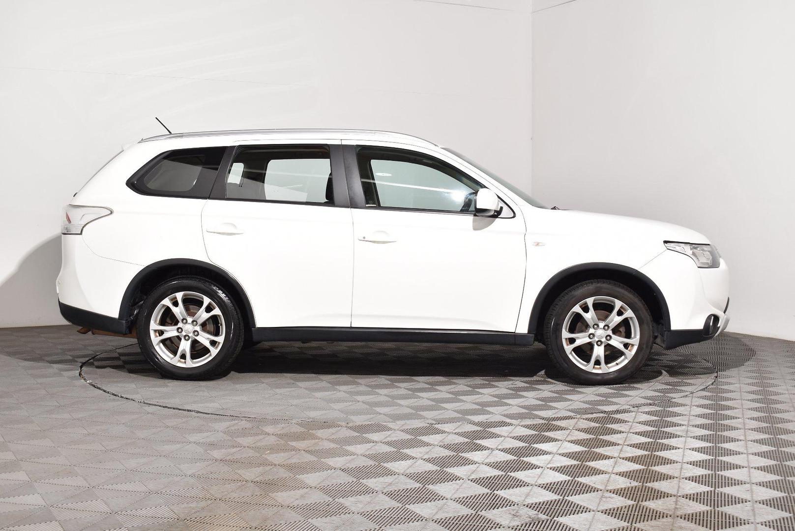 2014 Mitsubishi Outlander ES — photo 10