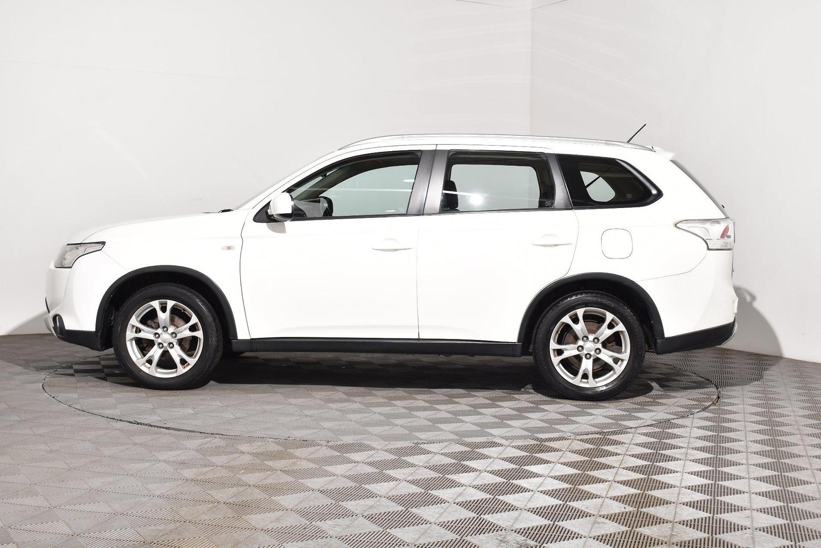 2014 Mitsubishi Outlander ES — photo 11
