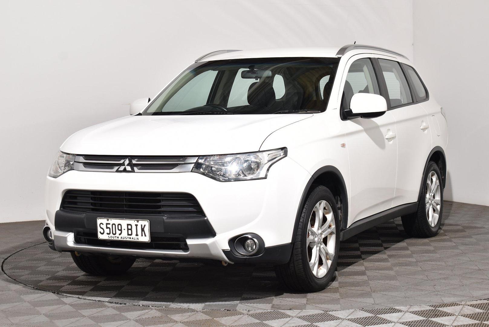 2014 Mitsubishi Outlander ES — photo 13