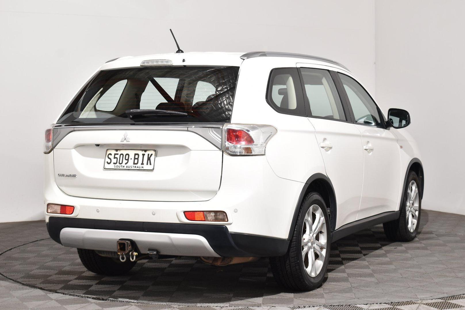 2014 Mitsubishi Outlander ES — photo 14