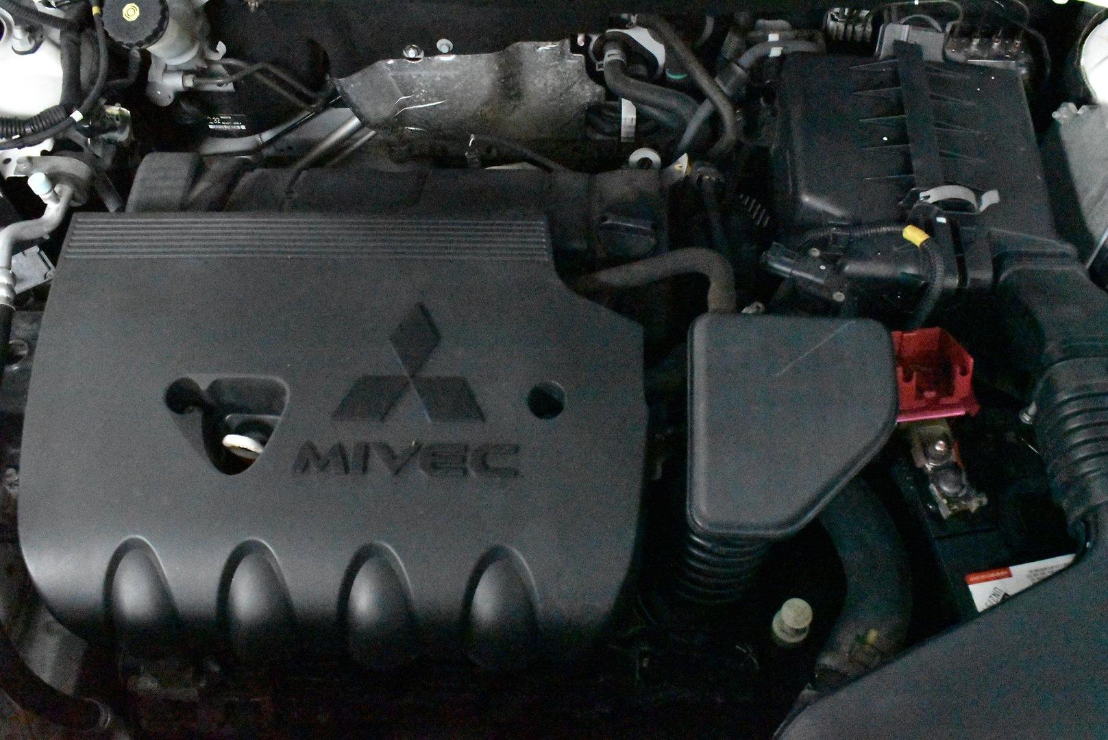 2014 Mitsubishi Outlander ES — photo 17