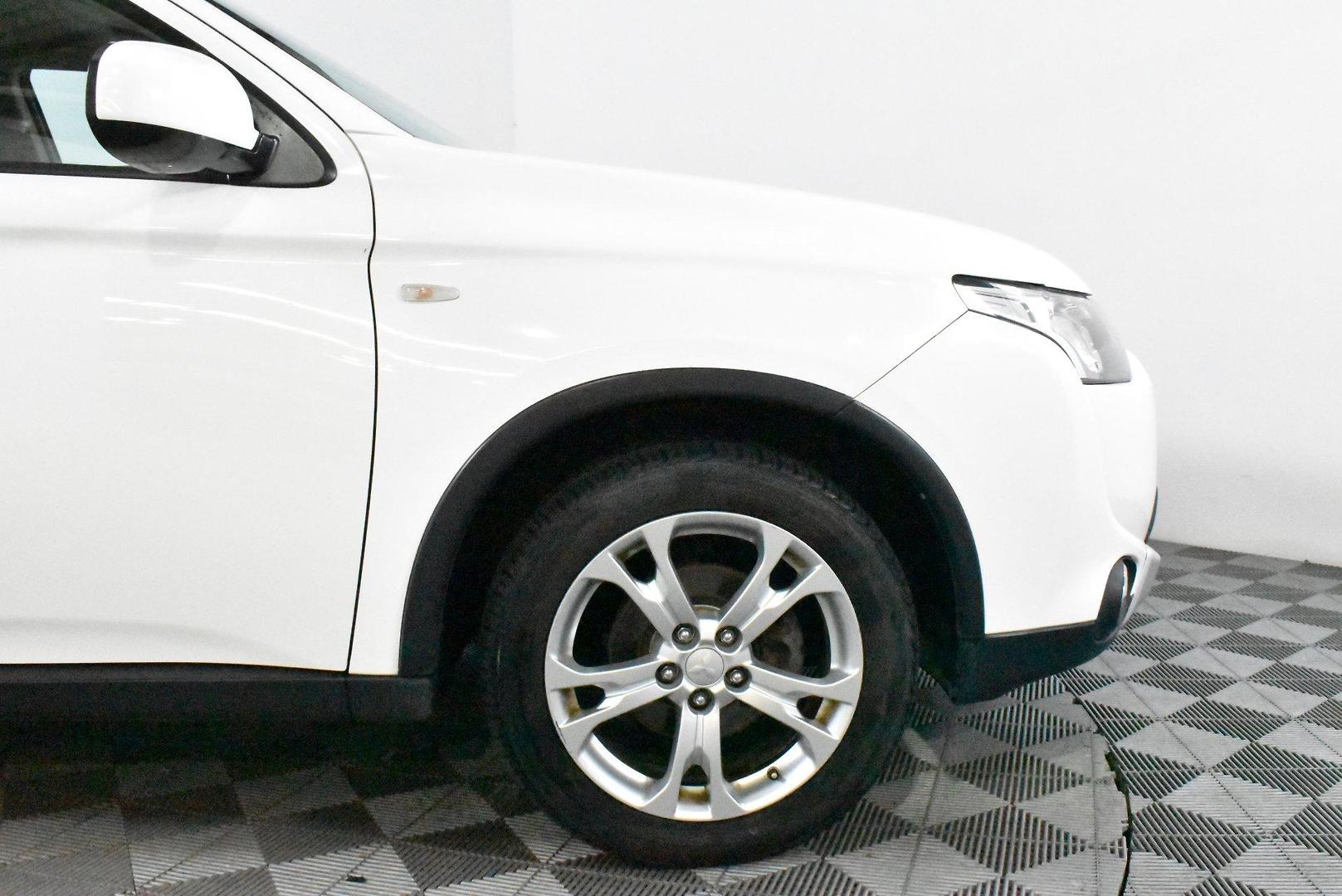 2014 Mitsubishi Outlander ES — photo 18