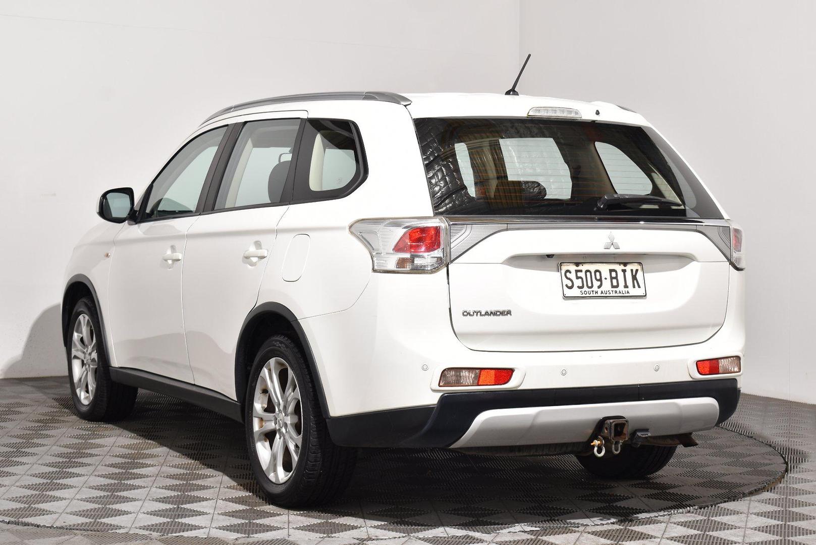 2014 Mitsubishi Outlander ES — photo 2