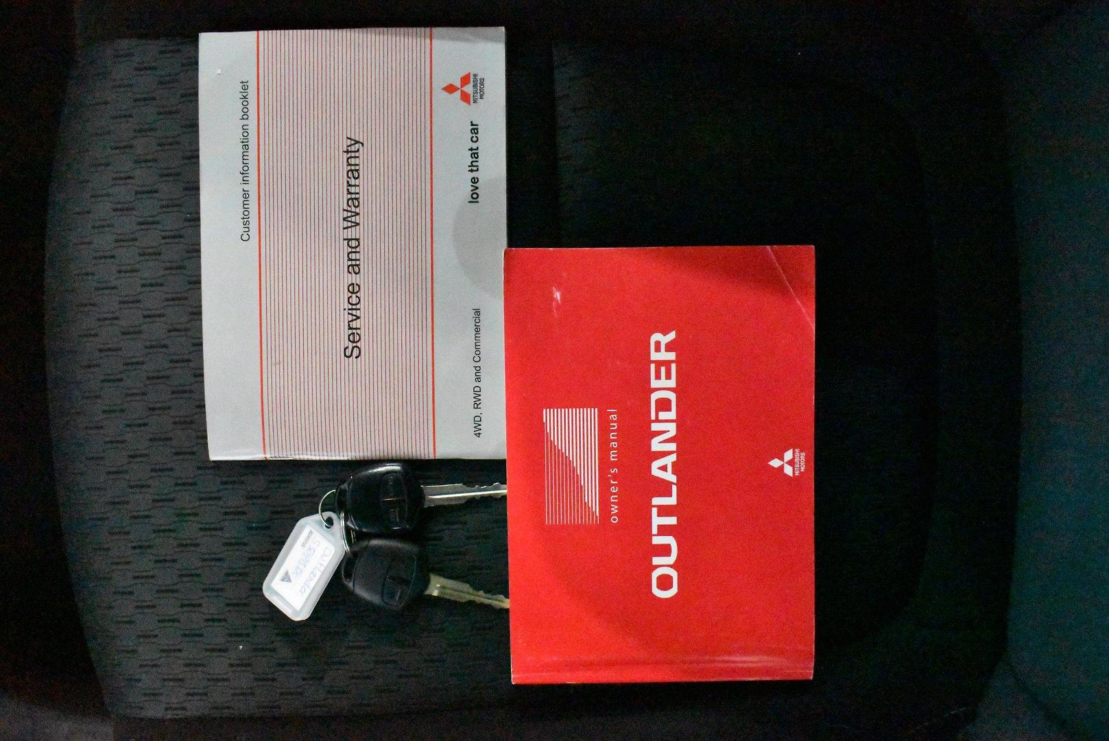 2014 Mitsubishi Outlander ES — photo 25